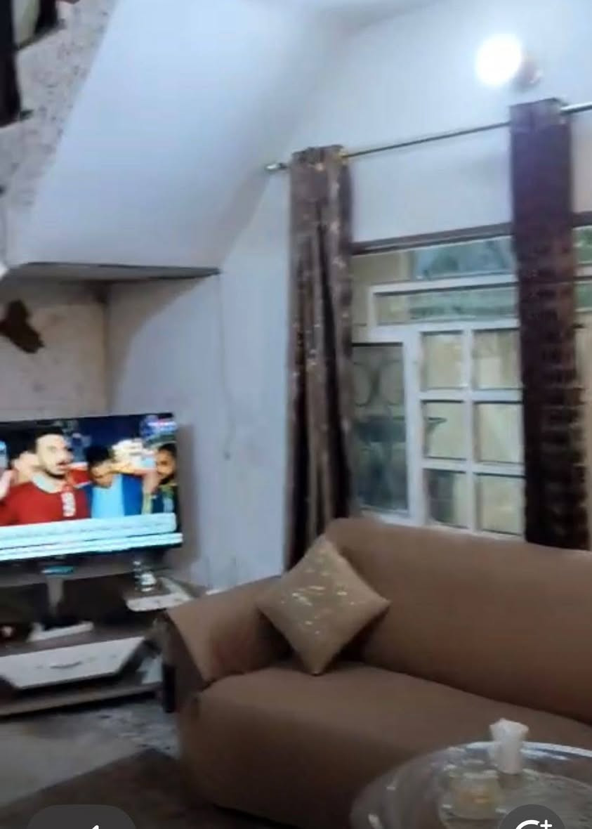 السلام عليكم
بيت للبيع طابوا مساحته 200م طابقين يحتوي على 4غرف نوم 
مع كراج للسياره وحديقه عدد 2
صحيات عدد 2
في ابو غريب منطقه الشهداء 
هاتف للتواصل *********** بغداد, العراق
