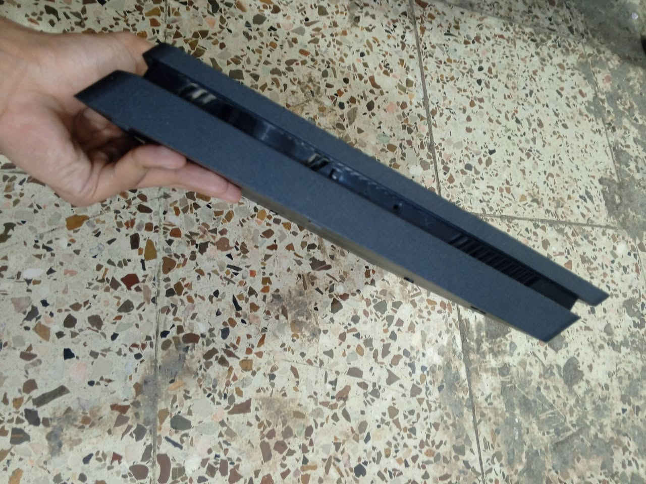 السلام عليكم ورحمه الله وبركاته
بلي 4 سلم نص تيره ( اون لاين غير قابل التهكير)
كامل ملحقاته الاصليه دبل جوستك 3 اقراص ويا يجي 

( FIFA23 / modern warfare/ GTA)

 الجهاز تجي للبيت تأخذه تفحصه يم اي مصلح يلا تاخذه جهاز نضيف اي خلل اي عطل مابي جوستكات مابيها عطل أو درفت كله شغال 
السعر :225 
المكان بغداد الشعب 
تواصل واتساب : ***********
