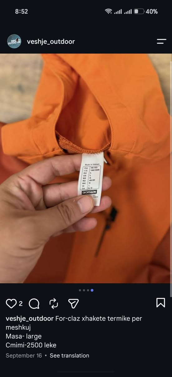 الماركة هي Quechua (كوتشوا)، وهي علامة تجارية فرنسية معروفة تابعة لشركة "ديكاثلون" (Decathlon)، وتتخصص في ملابس ومعدات الأنشطة الخارجية
هذه السترة مخصصة للمشي لمسافات طويلة (Hiking) والرحلات. تتميز بوزنها الخفيف جداً، وتصميمها العملي الذي يوفر حماية من الرياح مع السماح بتهوية الجسم أثناء المجهود البدني، إضافة إلى متانة السحابات والجيوب العملية

قياس L
السعر ٢٠ ويه التوصيل

نص مكتوب في الصور:
- veshje_outdoor For-claz xhakete termike per meshkuj
- Masa- large
- Cmimi-2500 leke
- veshje_outdoor For-claz xhakete termike per meshkuj Masa- large Cmimi-2500 leke