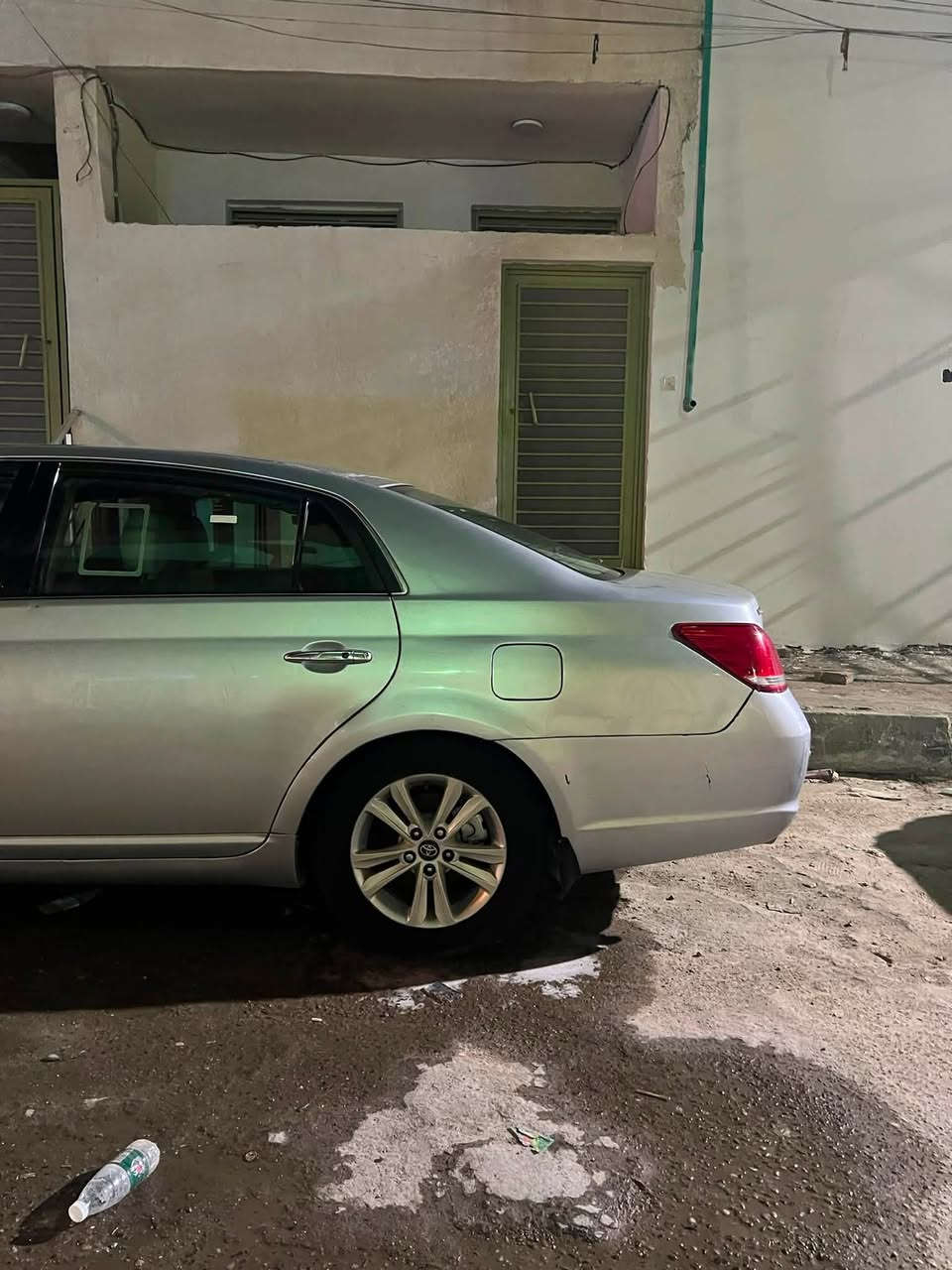 للبيع: تويوتا افلون 2008 (وارد امريكي)
الموديل:2008
الفئة:XLE
المحرك: 3600 cc
اللون: سلفر
الوارد: امريكي
مواصفاة: كشنات كهربائيه تدفئه تبريد 
5 بصمات 
فتحه
حساسات خلفيه
كامره 
تبريد قطعتين 
سياره فول اعلى فئه 

🔧 الحالة العامة:

جاهزة للاستخدام مباشرة
حدادة: 80‎%‎
⚙️ الميكانيك:
محرك + كير +: كفالة
تبريد كمبريسر بي ضعف يعني واكف
كهربائيات: كفالة (كلشي شغال)
🛠️ الملاحظات:
 مبدل سستم نفس لون اثر جراد جاملغات خلفيه صبغ قامره ع وضعها ضاله 

سنويه منتهيه 

رقم رباعي 

السعر: 90 وبيها مجال 
العنوان: البصره الطويسه 
رقم الهاتف:***********
واتساب اتصال 
ملاحظه غير متواجد في الفيس بوك بيع فقط دون مراوس
