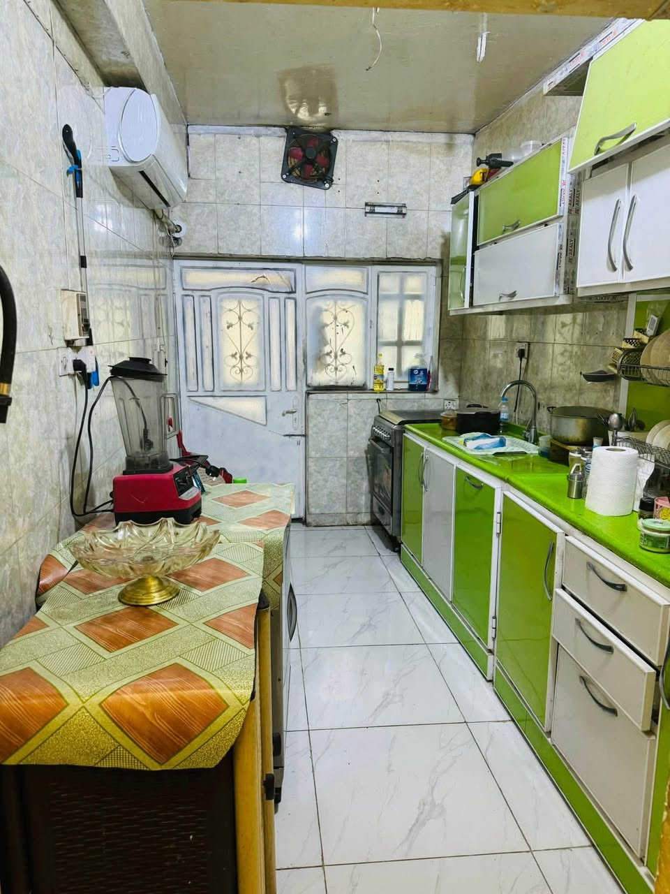 السلام عليكم بيت في الجهاد محلة 895 قرب ريلاكس
المساحة 110 متر 

البيت مرتب ونضيف وعلى ايدنا دائماً نعدله ونرتبها البيت كله بورسلين نوعية ممتازه وصبغ جديد و ورق جدران

طابق ونص البيت الطابق الاول كراج وصالة ومطبخ وغرفة نوم وحمام شرقي و غربي

الطابق الثاني غرفة نوم كبيره وغرفة نوم صغيرة 

البيت سطحين والسطح الاول يحتوي حتى مخزن كبير

السعر 170

للاستفسار الاتصال على***********.  متوفر واتساب
