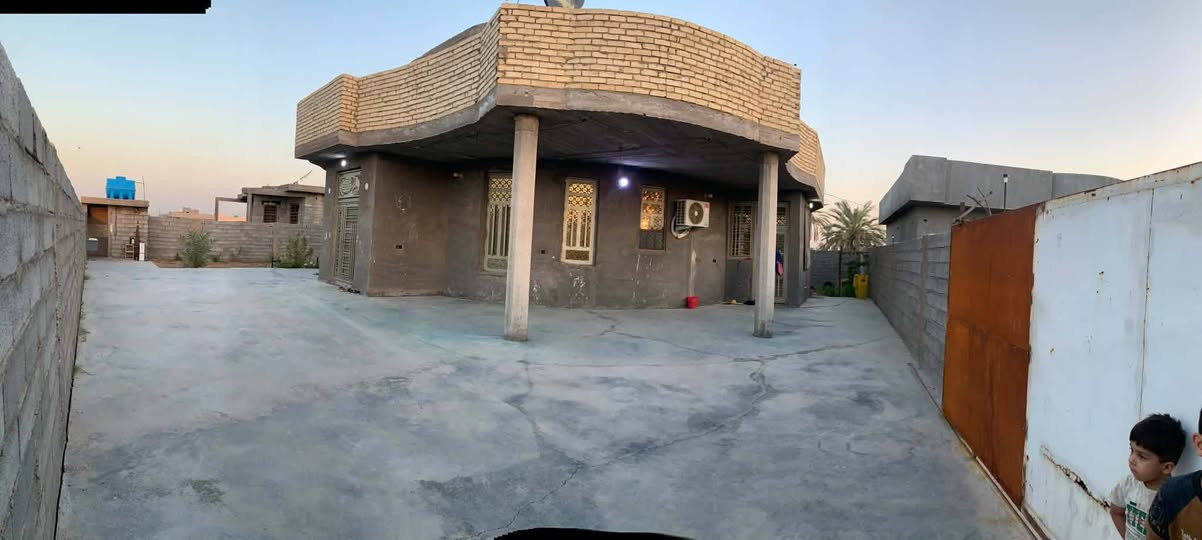 بسم الله ماشاء الله  
قطعة أرض مساحه 900 متر مع بيت كامل بمساحه 200 متر في السلامياات 
جنس الأرض سند 117 
يتوفر كافة الخدمات ماء وكهرباء وخط ذهبي 
يبعد عن المدرسة 200 متر 
باقي التفاصيل ***********
