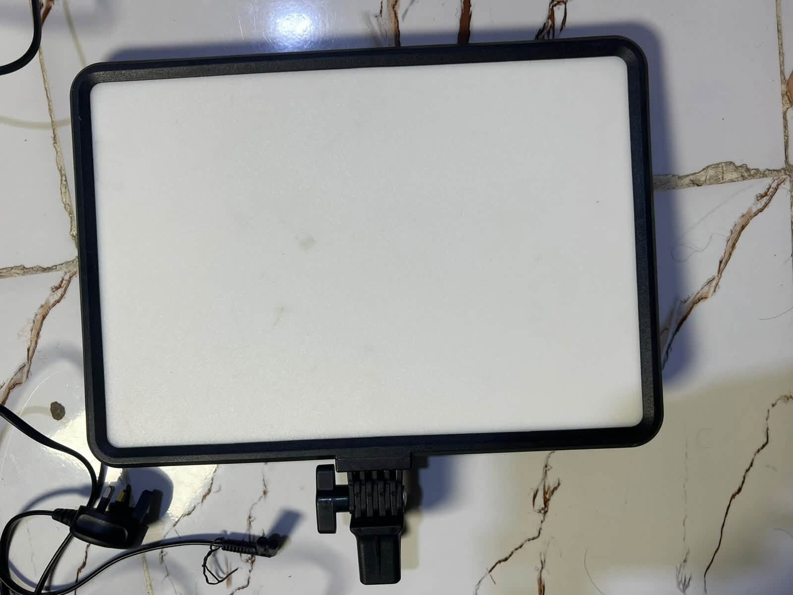 � للبيع إضاءات تصوير احترافية LED
مجموعة إضاءات للتصوير والاستوديو، ماركات NEEWER و FOVITEC، مناسبة لتصوير الفيديو، المنتجات، الإعلانات وصناعة المحتوى.

الإضاءات مستعملة ونظيفة، وياها الشنط والمحولات والملحقات الظاهرة بالصور.
من ضمنها إضاءة Bi-Color 3200K–5600K مع تحكم بقوة ودرجة الإضاءة.

✅ شغل مرتب وإضاءة قوية
✅ مناسبة للاستوديو والمصورين
للاستفسار الاتصال على الرقم 
***********
سعر مناسب سبب البيع التطوير 
يوجد توصيل جميع المحافضات 
مصطفى عبدالرحمن
