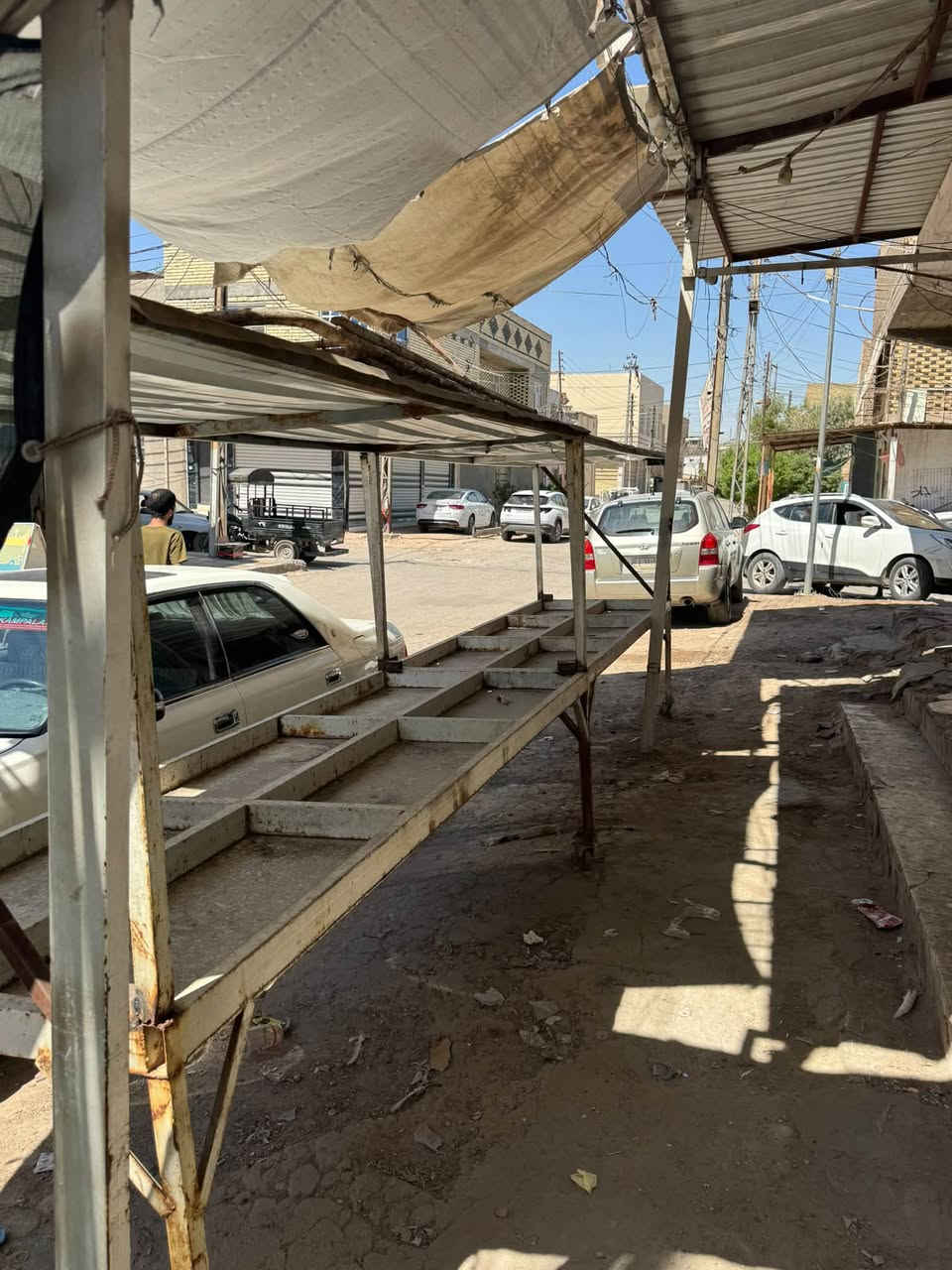 السلام عليكم ميز مخضر قطعتين هنا وعمارياتهن الطول الوحده 3 امتار المكان نجف شارع حنون السعر 250 وبيهن مجال
