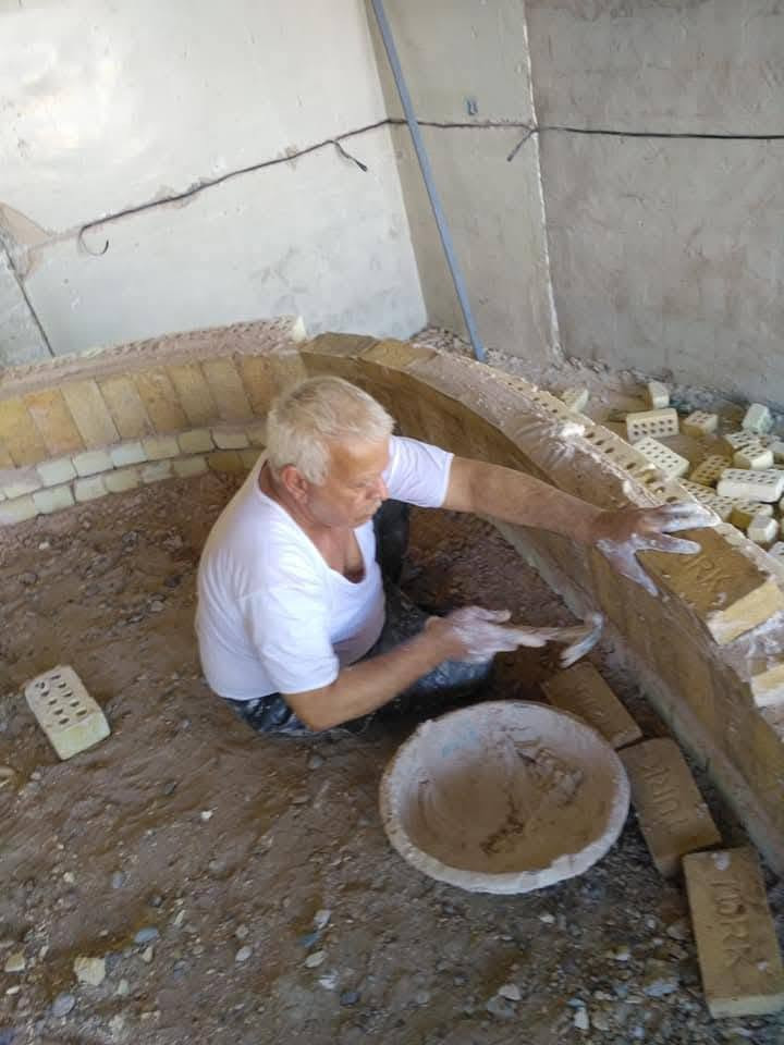 السلام عليكم ابو حسنين لبناء الافران الحجريه والتنانير الخبز باب وطوك وسجه شرط من الاخرس الطابوكه الناريه التركيه ام الختم شرط الضمان بشغلنه للاتصال على الرقم ***********
