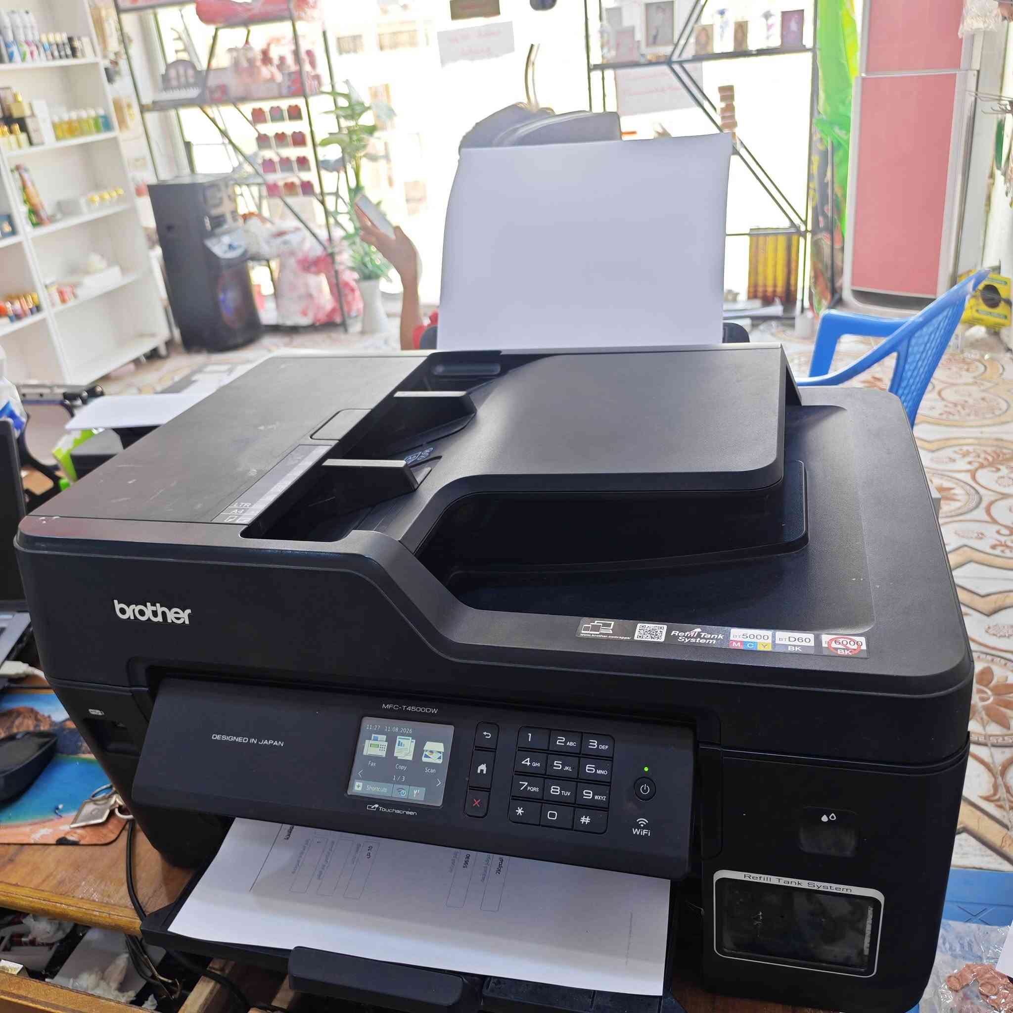 MFC-T4500DW هي جهاز ملون شامل ومتعدد الوظائف بنظام خزان الحبر القابل الإعادة التعبئة تدعم الطابعة مقاسات الورق الكبيرة حتى حجم A3، وتعتبر مثالية للمكاتب والشركات التي تحتاج إلى طباعة المخططات والتقارير الهندسية. طابعة برذر t4500    +3                    عرض الكلطابعة Brother Gulf طراز MFC-T4500DW هي جهاز ملون شامل ومتعدد الوظائف بنظام خزان الحبر القابل لإعادة التعبئة. تدعم الطابعة مقاسات الورق الكبيرة حتى حجم A3، وتعتبر مثالية للمكاتب والشركات التي تحتاج إلى طباعة المخططات والتقارير الهندسية.الميزات والمواصفات الأساسيةالوظائف: طباعة، نسخ، مسح ضوئي (سكانر)، وفاكس.حجم الورق: تدعم الطباعة والمسح حتى حجم A3 وA4.السرعة: سرعة طباعة عالية تصل إلى 22 ورقة بالأبيض والأسود و20 ورقة بالألوان في الدقيقة.الوجهين: تدعم الطباعة التلقائية على وجهي الورقة (Auto Duplex).الاتصال: شبكة لاسلكية Wi-Fi، وWi-Fi Direct، وEthernet، وUSB.التحكم: شاشة لمس ملونة بقياس 6.8 سم.السعة الاقتصادية: خزان حبر اقتصادي يطبع آلاف الصفحات بتكلفة منخفضة جداً للورقة الواحدة.  ***********
