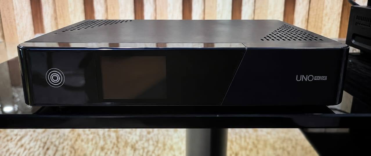 السلام عليكم ورحمة الله
Vu+Uno4kse
مع هار HDD سعة واحد تيرا
السعر 400 الف مكان التسليم بغداد الصدر سوق الحي هاتف
*********** الجهاز الغني عن التعريف Vu+Uno4kse
المواصفات
أعلى المتطلبات
يعمل جهاز VU+ UNO 4K SE بمعالج ARM ثنائي النواة بتردد 1700 ميجاهرتز (2 × 1700 ميجاهرتز). ويحتوي على ذاكرة تخزين فلاش بسعة 4 جيجابايت (eMMC) وذاكرة وصول عشوائي DDR بسعة 2 جيجابايت. وللاتصال بالشبكة، يوفر الجهاز منفذ Gigabit LAN ومنفذ USB 3.0. يدعم الجهاز ترميز HEVC/H.265، ويوفر تشغيل فيديو فائق الدقة (2160p) وتقنية HDR10/HLG. تتضمن اللوحة الأمامية شاشة TFT LCD مقاس 2.4 بوصة لعرض معلومات البرامج ("MiniTV") وزر تشغيل يعمل باللمس. كما يحتوي على منفذ HDMI 2.0 للإدخال والإخراج، مما يسمح بتوصيل الأجهزة الخارجية، على سبيل المثال.
الاستقبال والتخزين والتوسعة
صُمم جهاز الاستقبال للاستخدام مع موالف FBC (التقاط النطاق الكامل) قابل للتوصيل - مع إمكانية دعم DVB-S2/S2X أو DVB-C - بما يصل إلى ثمانية وحدات فك تشفير. يمكن تركيب قرص صلب داخلي SATA بحجم 2.5 بوصة (بارتفاع يصل إلى 10.5 مم) عبر إطار قابل للإزالة سهل التركيب - مثالي للاستخدام كمسجل فيديو رقمي شخصي (PVR) (وظيفة التسجيل/التأجيل الزمني). بالإضافة إلى ذلك، يتوفر منفذ CI، وقارئ بطاقات ذكية، ومخرج صوت بصري S/PDIF، وواجهة خدمة RS232.
البرمجيات والعمليات
يعمل الجهاز بنظام لينكس (المبني على Enigma2) ويتيح إضافة ملحقات، وتخصيص واجهة المستخدم، ودعم HbbTV، ووظائف متصفح WebKit. يُشيد المستخدمون بسرعة تبديل القنوات، وثبات الأداء، وجودة الصورة الممتازة بتقنية UHD وHDR. من عيوبه: عدم دمج بعض خدمات البث افتراضيًا، واحتوائه على منفذ CI واحد فقط. يُعتبر تشغيل الجهاز وتصفح قوائمه سلسًا، وهو مناسب للمبتدئين والمستخدمين ذوي الخبرة الذين يُقدّرون المرونة.
الميزات الرئيسية
أوقات تبديل سريعة للغاية
شاشة TFT LCD مقاس 2.4 بوصة - تلفزيون صغير
متصفح ويب كيت
تحويل ترميز عالي الدقة
HbbTV
مخرج HDMI 2.0
مدخل HDMI 2.0
شبكة محلية جيجابت
فتحة واحدة للموالف، على سبيل المثال موالف DVB-S2 / DVB-C لالتقاط النطاق الكامل (FBC).
فتحات محركات أقراص قابلة للإزالة تعمل بتقنية التوصيل والتشغيل لمحركات الأقراص الصلبة SATA مقاس 2.5 بوصة (بحد أقصى ارتفاع لمحرك الأقراص الصلبة 10.5 مم)
USB 3.0
معالج ARM (2x 1700 ميجاهرتز)
ذاكرة فلاش eMMC
فك تشفير الفيديو HEVC / H.265
مصدر طاقة خارجي 12 فولت
نطاق التسليم
جهاز استقبال VU+ Uno 4K SE UHD واحد
جهاز تحكم عن بعد واحد
دليل استخدام سريع واحد (ألماني / إنجليزي)
جهاز استقبال الأشعة تحت الحمراء خارجي واحد
كابل HDMI واحد
بطاريتان AA
مصدر طاقة واحد (110-240 فولت / 12 فولت)
