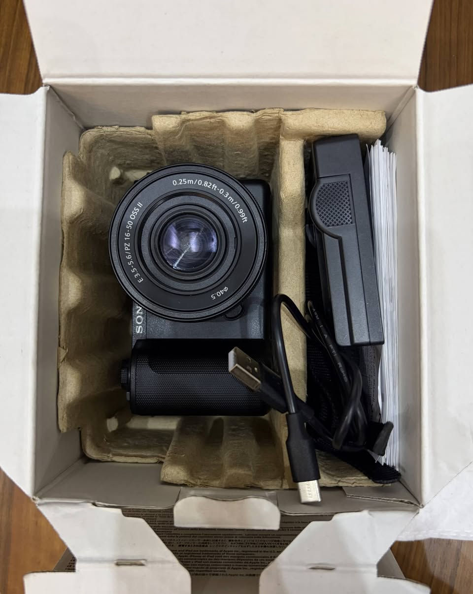كاميرا (Sony ZV-E10 II)  بمستشعر APS-C بدقة 26 ميجابكسل، ومعالج BIONZ XR، وتدعم تصوير فيديو بدقة 4K بمعدل 60 إطاراً في الثانية وبألوان 10-bit للاستفسار الاتصال على الرقم *********** السعر 1250مليون وربع العنوان المشتل شارع المدارس يوجد توصيل لجميع المحافظات
