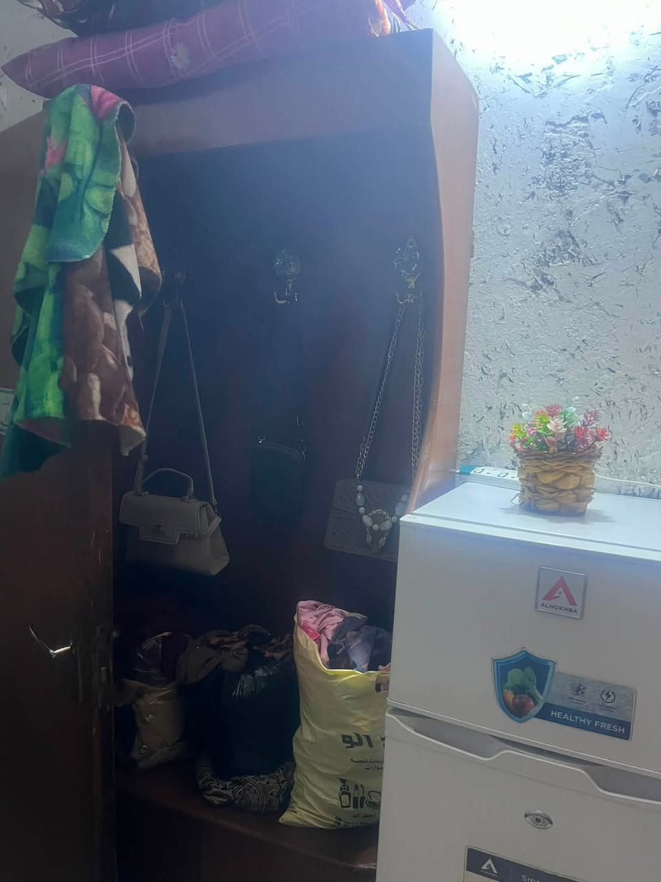 ‏سلام عليكم غرفة أربع قطع مكانها بغداد 400 رقم الموبايل *********** وفيها مجال
