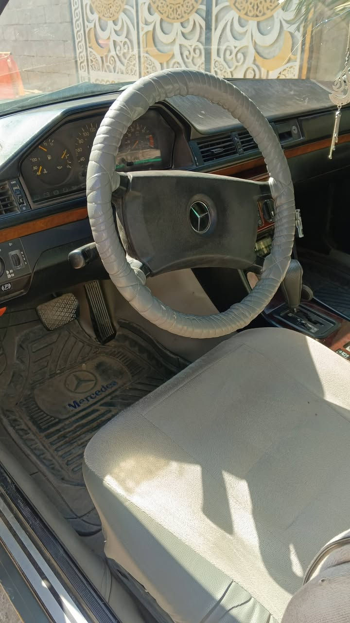 السلام عليكم 
دب 1991اخضر زيتوني 4سلندر عنكبوت 
السياره بسمي السعر 55العنوان البصره***********
