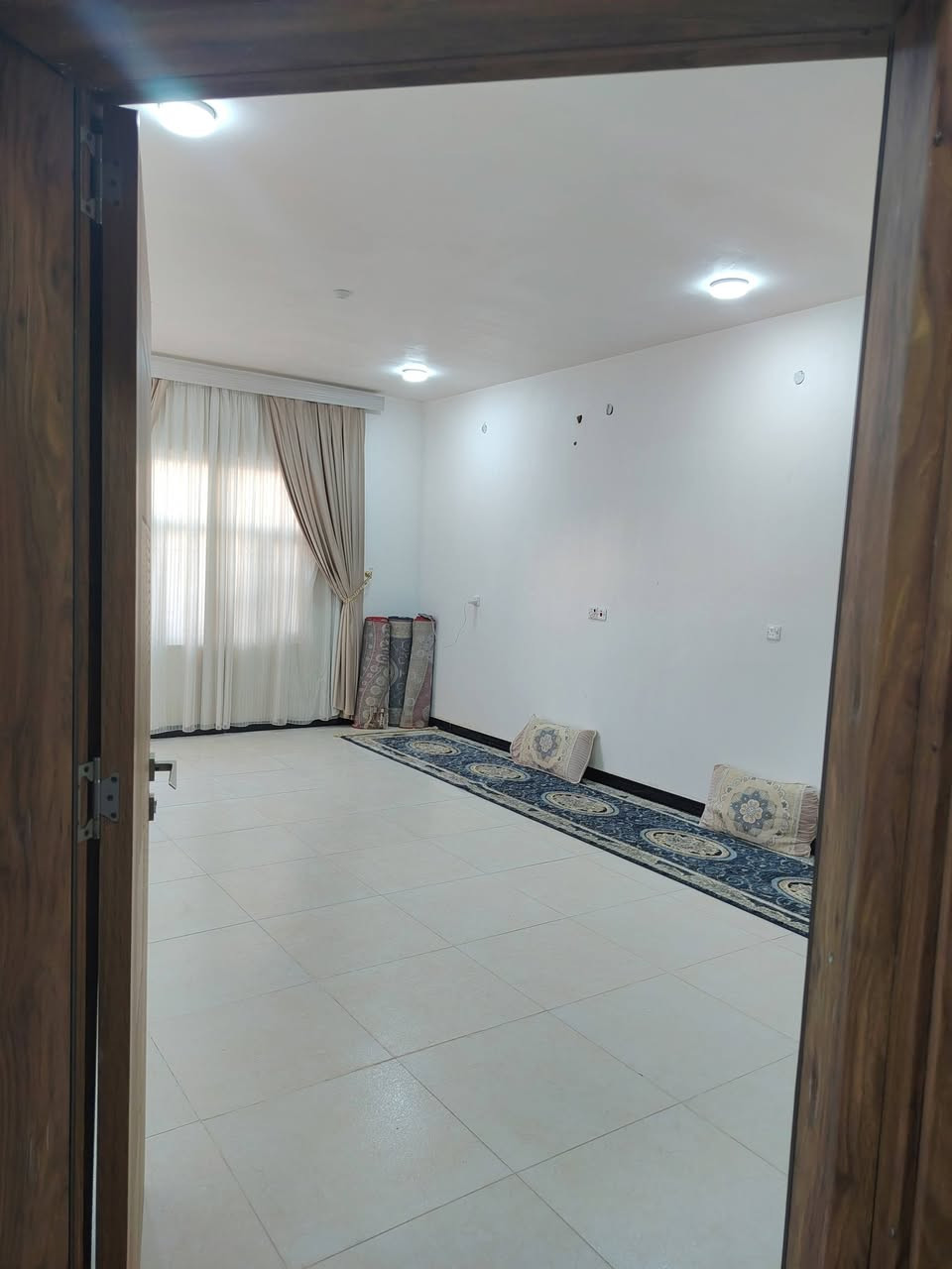 بيت مساحة 200م مجمع أبو تراب
طابقين الارضي
 يتكون من غرفتين وصاله ومطبخ  واستقبال ٧/٤ وحمام

 الطابق الثاني
 غرفه ٧/٤ وحمام وصاله وطبخ  مطلوب للعقاري ٨٢ بسعر مناسب الاتصال رقمي واتساب ***********
