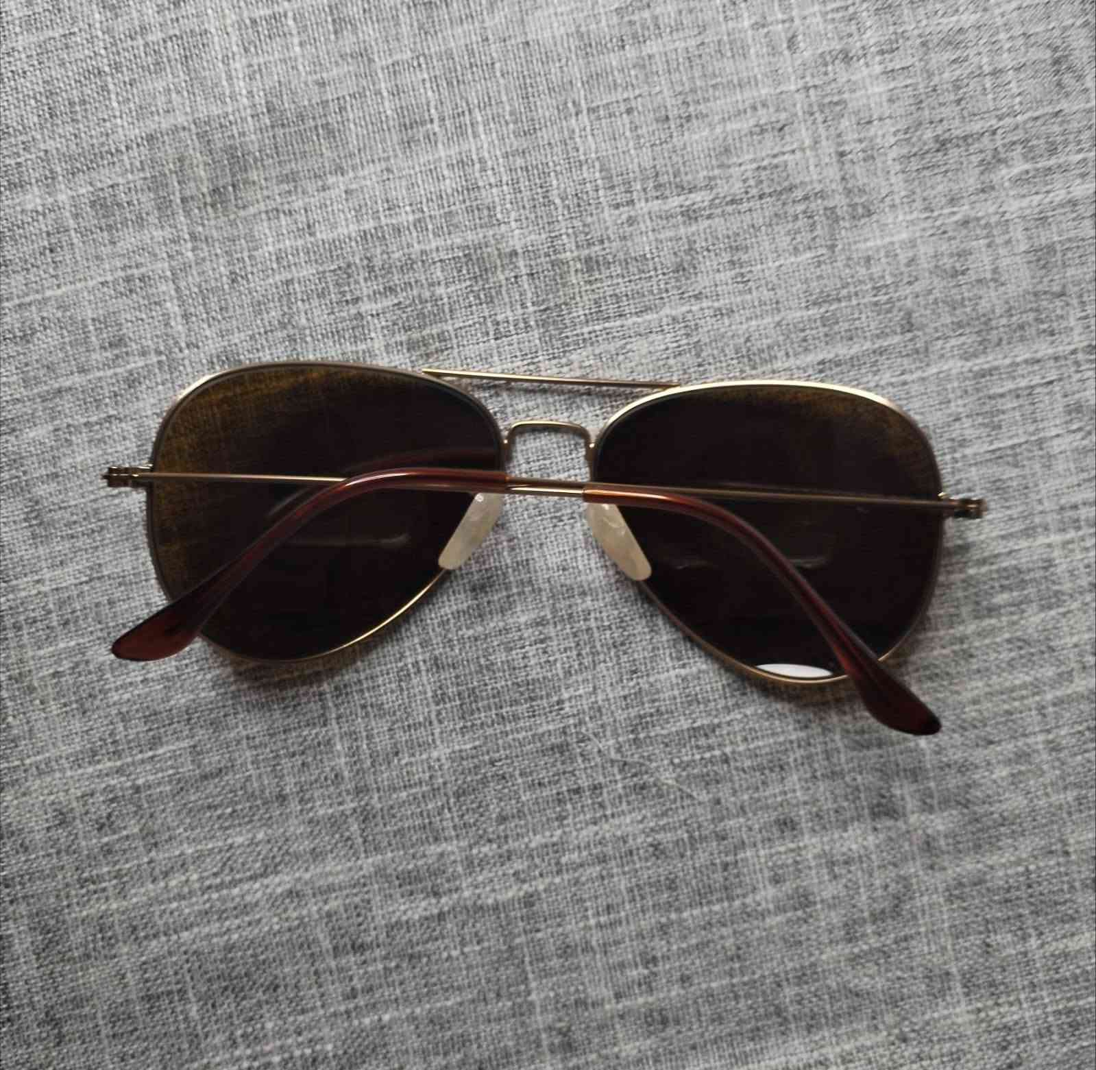 نظارة افاتور رايبان Ray ban 
إصدار دايموند صنع في إيطاليا 
قياس 58 عدسة حجر دايموند 
اطار سلستيل طلاء ثابت مدى الحياة 
مخدات انف جيلاتين 
رتيلها بالوكالة 191 دولار 
قطعة ماتتفوت بصراحة اللون قهوائي 
للحجز على خاص 
او مراسلة واتساب ***********

نص مكتوب في الصور:
- الطيار الكلاسيكي 9 ألوان أريستا جولد المصقول إطار جي-15 أخضر العدسات 191.00 دولارًا
