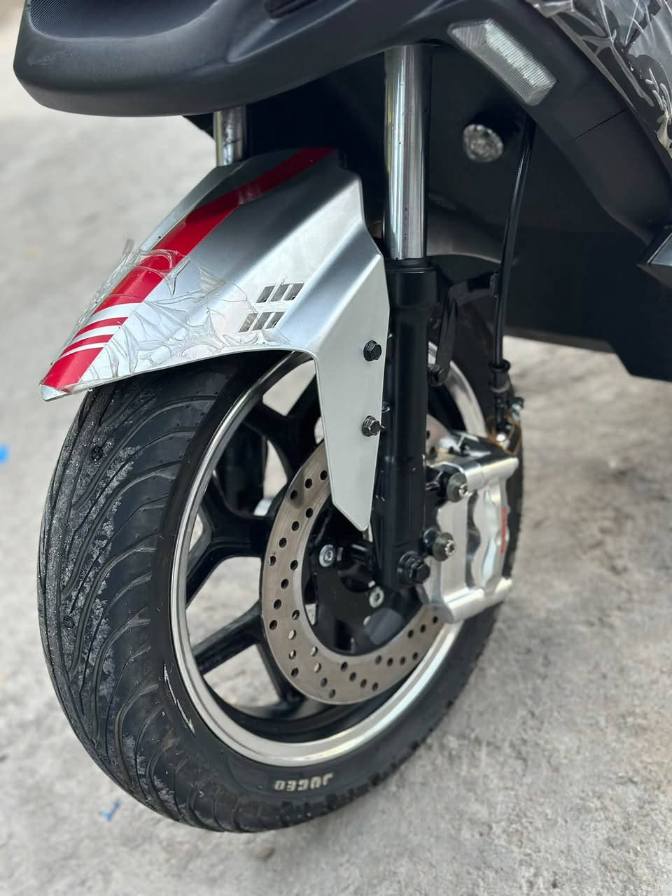 سلام عليكم ♥️
دراجه شحن ليثيوم من شركة دايون سيزر ZR
ملف 1400 حقيقي 
بطاريه تمشيك 75 _ 85 كيلو 
دبلات هيدروليك 
تاير 12 
نشرات بلاديه 
سويج بصمه كارت 
بك خلفي 
لد امامي ولد خلفي 
. 
♥️الله شاهد الدراجه مشتريه قبل شهر ونص اروح بيه للشغل وارجع . ونبي دراجه جديده اشتريته 1550 الف 
مكاني بغداد البياع 
رقم الهاتف ***********
السعر (( 1200 دينار  )) يعني مليون و200 الف
