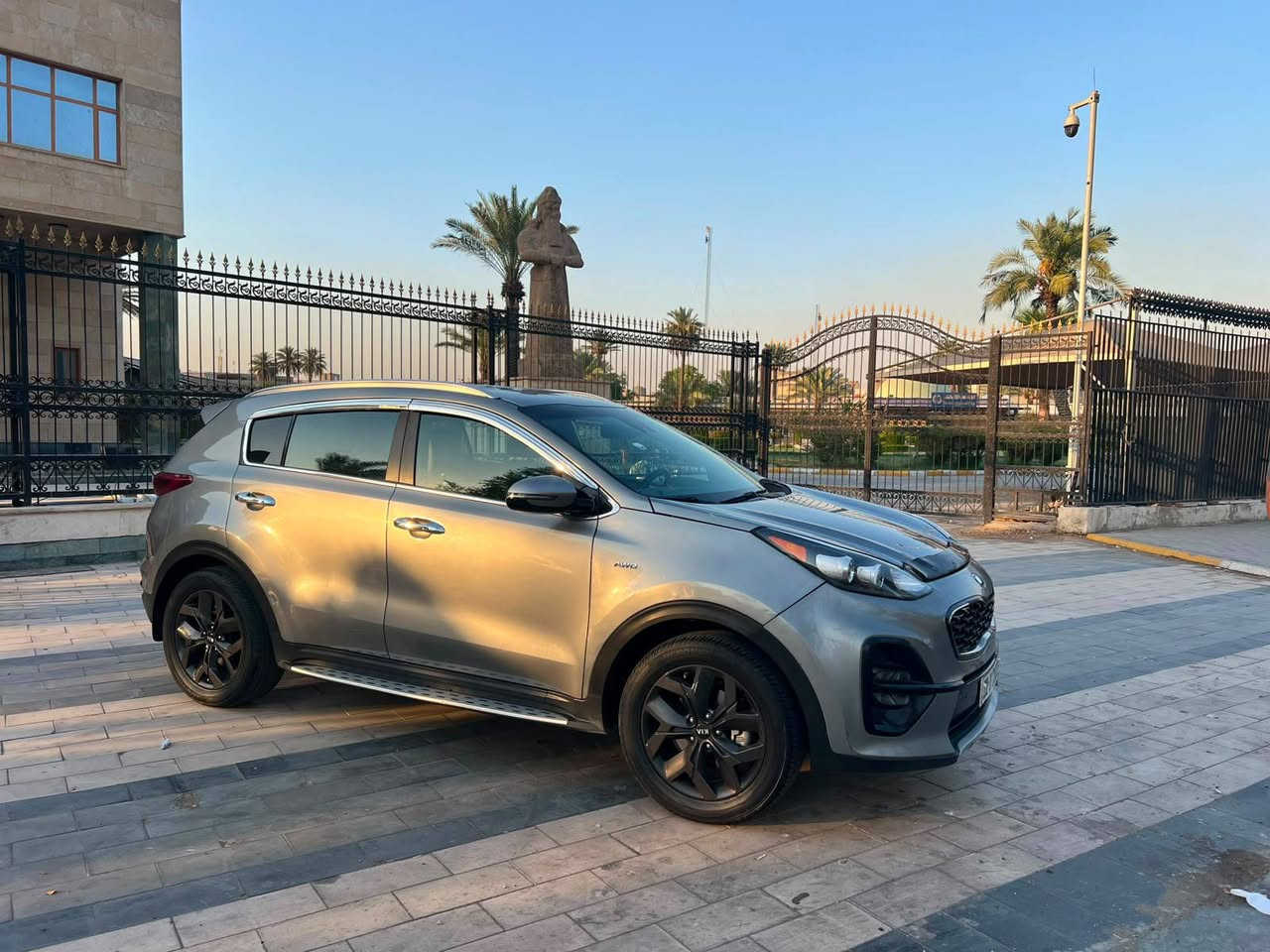 سبورتج موديل ٢٠٢٠ وارد امريكي السياره جديده
ماشيه 47000 الف بيه بس بارد بل جاملغ لامامي 
داخل جلد 
رادار السياره فول ما عده الفتحه مستعجل عل بيع السياره سعره مناسب 
مكانه الكراده شارع ٥٢ 
رقم ***********
