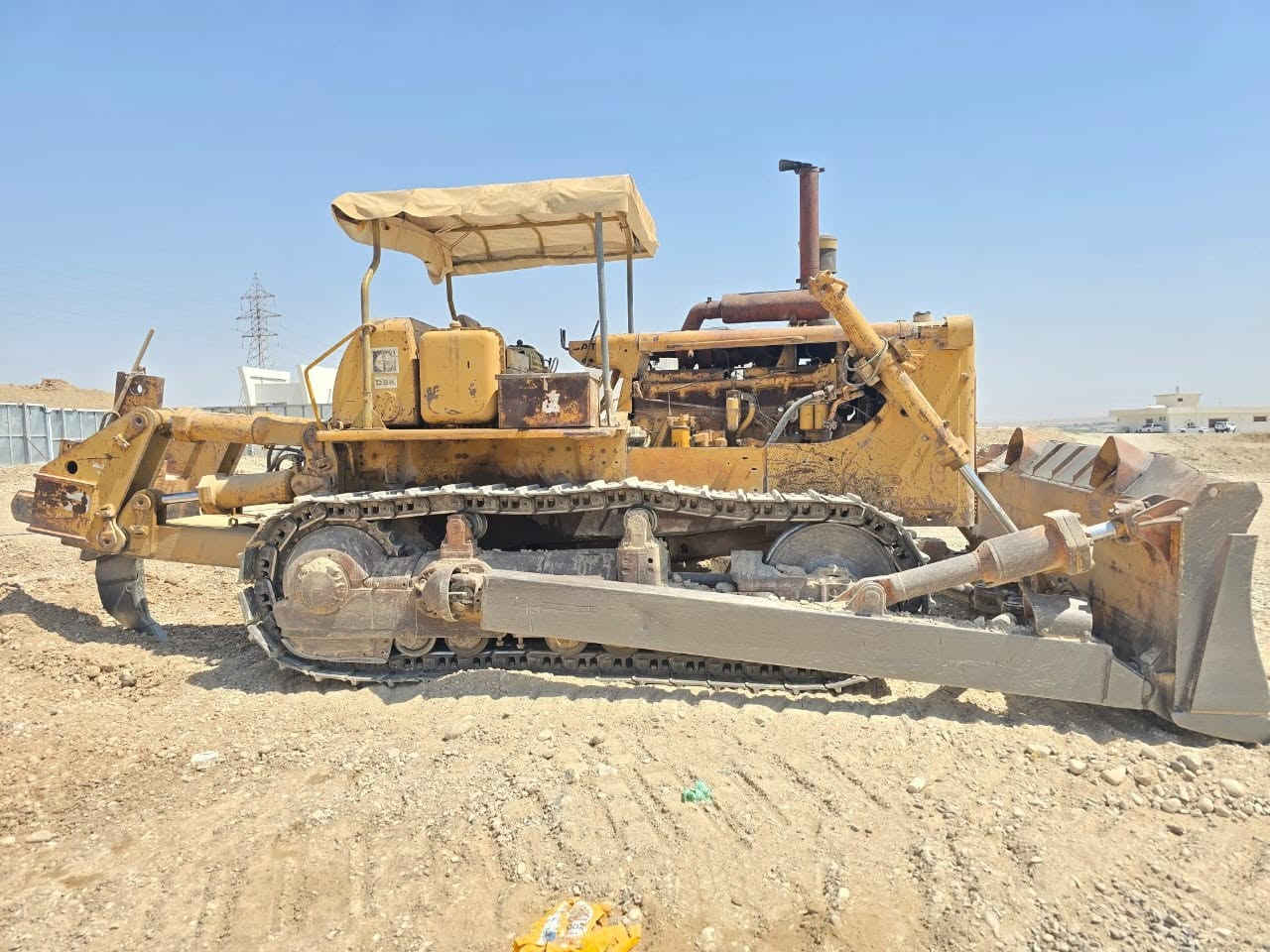 السلام عليكم
للبيع بلدوزر D8k موديل ٨٢ مكفول كفاله عامه جاهز للشغل السعر/ ٣دفتر وربع وبي مجال بسيط 
للتواصل ***********
