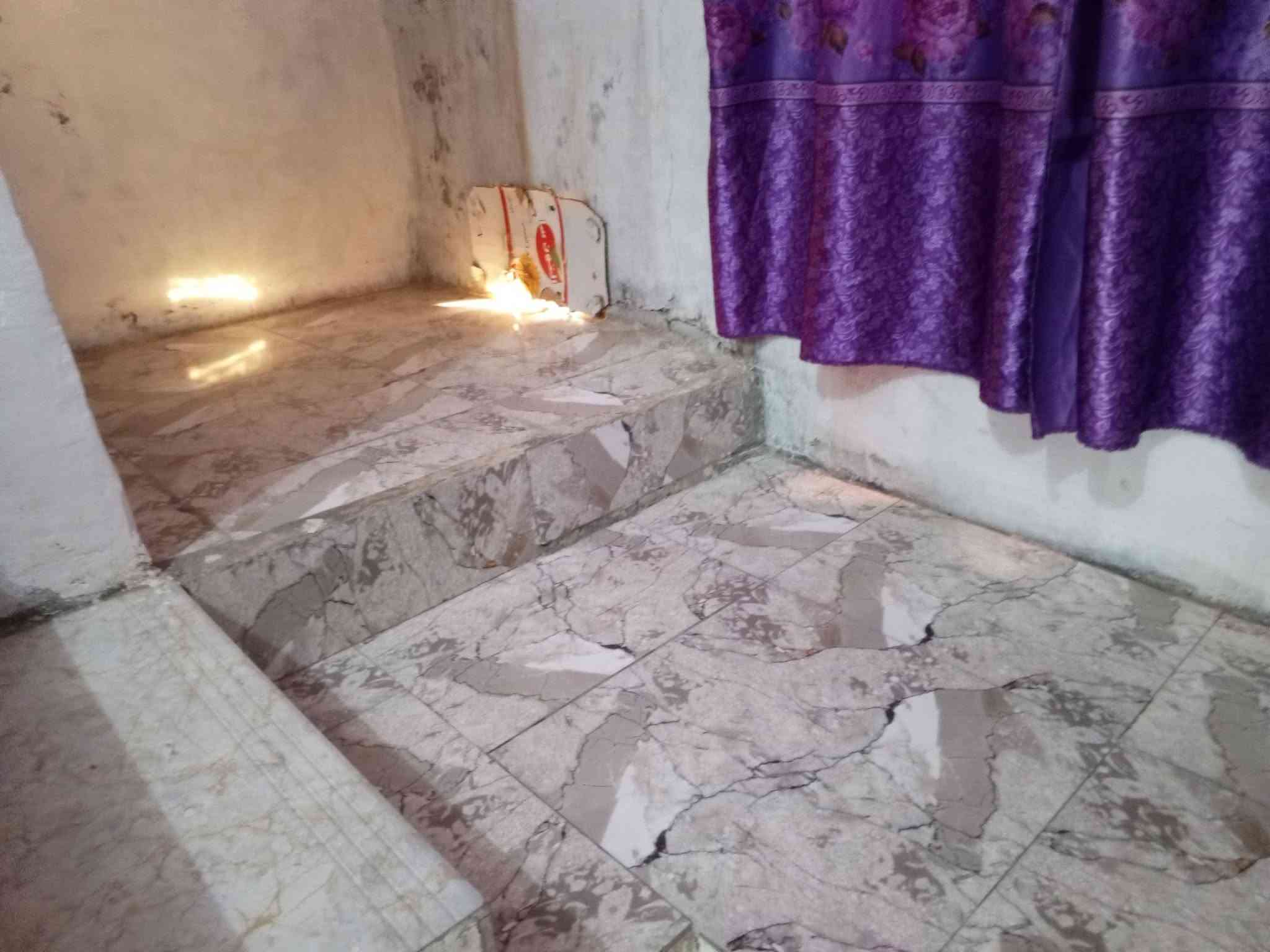 بيت للبيع المساحه 150 بل 57 حي الجوادين قرب مدرسه ابا صالح يحتوي الطابق لاول غرفه وهول واستقبال وحمامات داخليه وخىارجيه ولطابق الثاني كامل غرفتين وهول وحمامات وسطح ومطلوب الاسكان 40 مليون تسديد شهري 212 لاف
