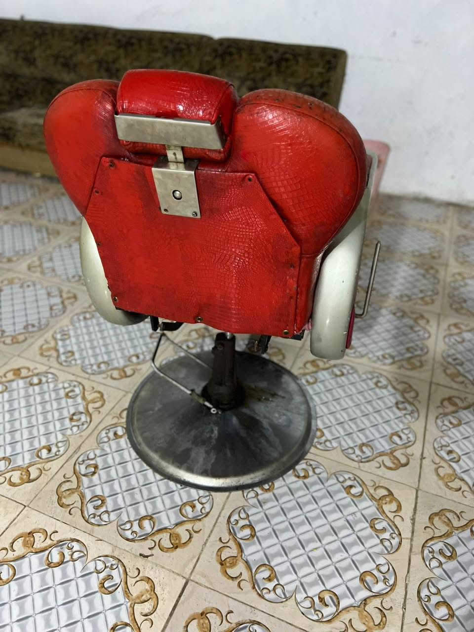 سلام عليكم كرسي شبح للبيع سعره 175 بي مجال بسيط عنواني البصره ابي الخصيب رقم ***********
