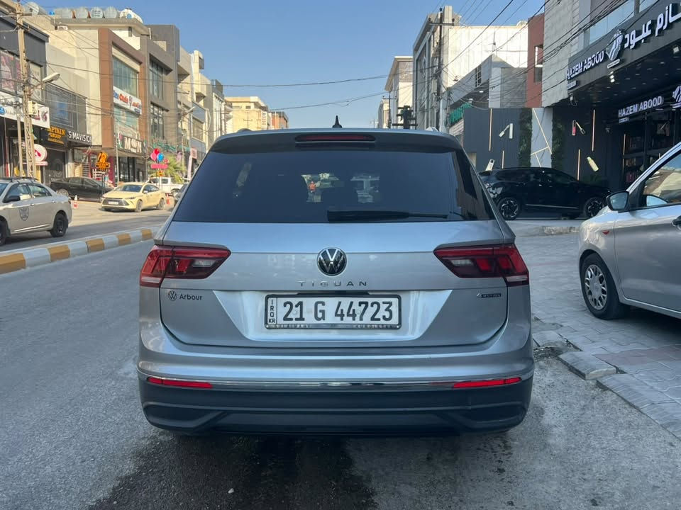 تيكوان موديل 2023 مواصفات (SE)
 السيارة شرط الجير، الماكينة، والكهربائيات (كلش نظيفة وبدون أي نقص).
 المواصفات:
 كشنات جلد وتدفئة (هيتار)
 ستيرنج هيتار
 شاشة وكاميرا
 تبريد لمس
 بريك طباخ (Auto Brake) + ترافيك
 ٧ مقاعد
 السنوية: السيارة باسمي، والسنوية تازه لغاية سنة 2030.بشرط وکالة
 باب السائق صبغ.
شبر واحد مم بنیت صبخ
 مكانين PDR (تعديل على البارد).
 ملاحظة: السيارة ماشاء الله نظيفة وكلشي ما بيها جاهزة للشغل.
📞 للاتصال والاستفسار:
واتساب
***********
سعر ١٧٠ $ معاملة  بسیطة
