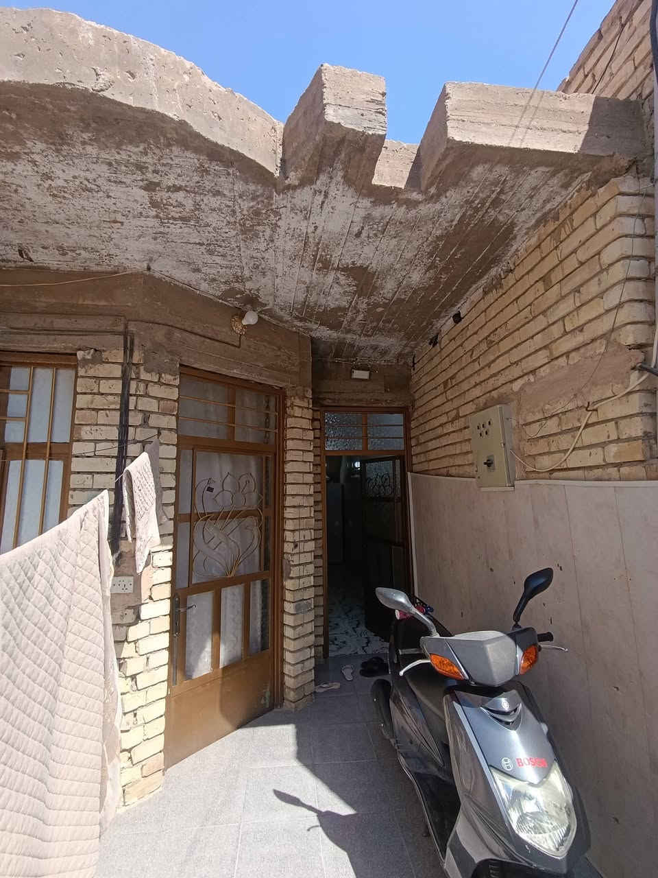 سلام عليكم بيت للبيع مساحه 118 متر موقع نهاية حي اور الغرير طابق واحد وبي 2 غرف وصاله 2 منور  وستقبال  للاستفسار الاتصال ***********
