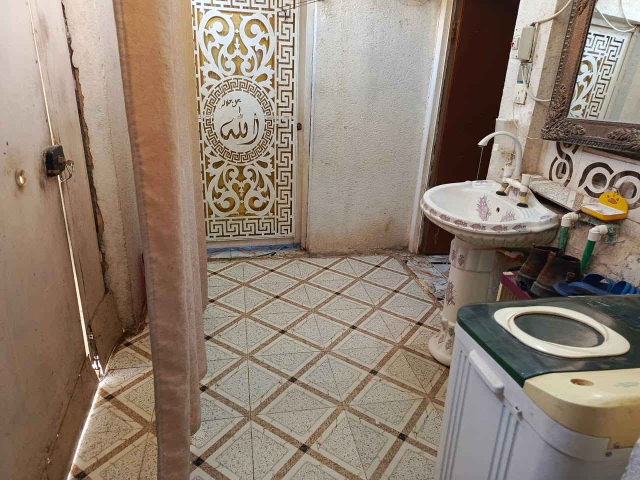 دار للبيع المساحة 100 واجهة خلف مستوصف حي الوحدة بناء جديد السعر 90 مع المجال اتصال ***********
