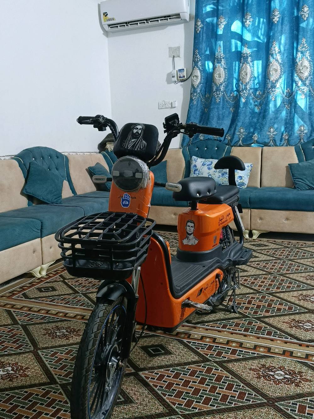 السلام عليكم دراجه شحن للبيع الدراجه ما صالي فتره مطلعهه من الوكيل   شاشه ذكيه تطلع العطل   ضوه زنون قوي   الاوان ضوئيه في الاصفاح سرعته 45الى٥٠يمشيك بل شحنه الوحده اكثر من ٢٥كيلو    الدراجه بطارياته ضعيفه جدا  السعر ٣٢٥وبيه مجال حلو  العنوان النجف  الرقم ***********