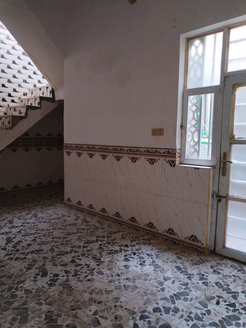 بيت • ١٠٠م • غرفة وصالة