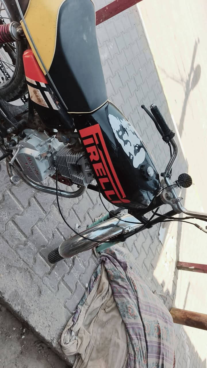 إسلام عليكم دراجه نامه محرك زنجيل أصل نضيف ما مفتوح بدل بستم فقط دراجه حلوه نضيفه كلك مكفولة عشاير مكاني ناصرية سيد دخيل سعر ب ٤٠٠وبيهه مجال رقم *********** مو شراي لاا تعبني طلع گبل
