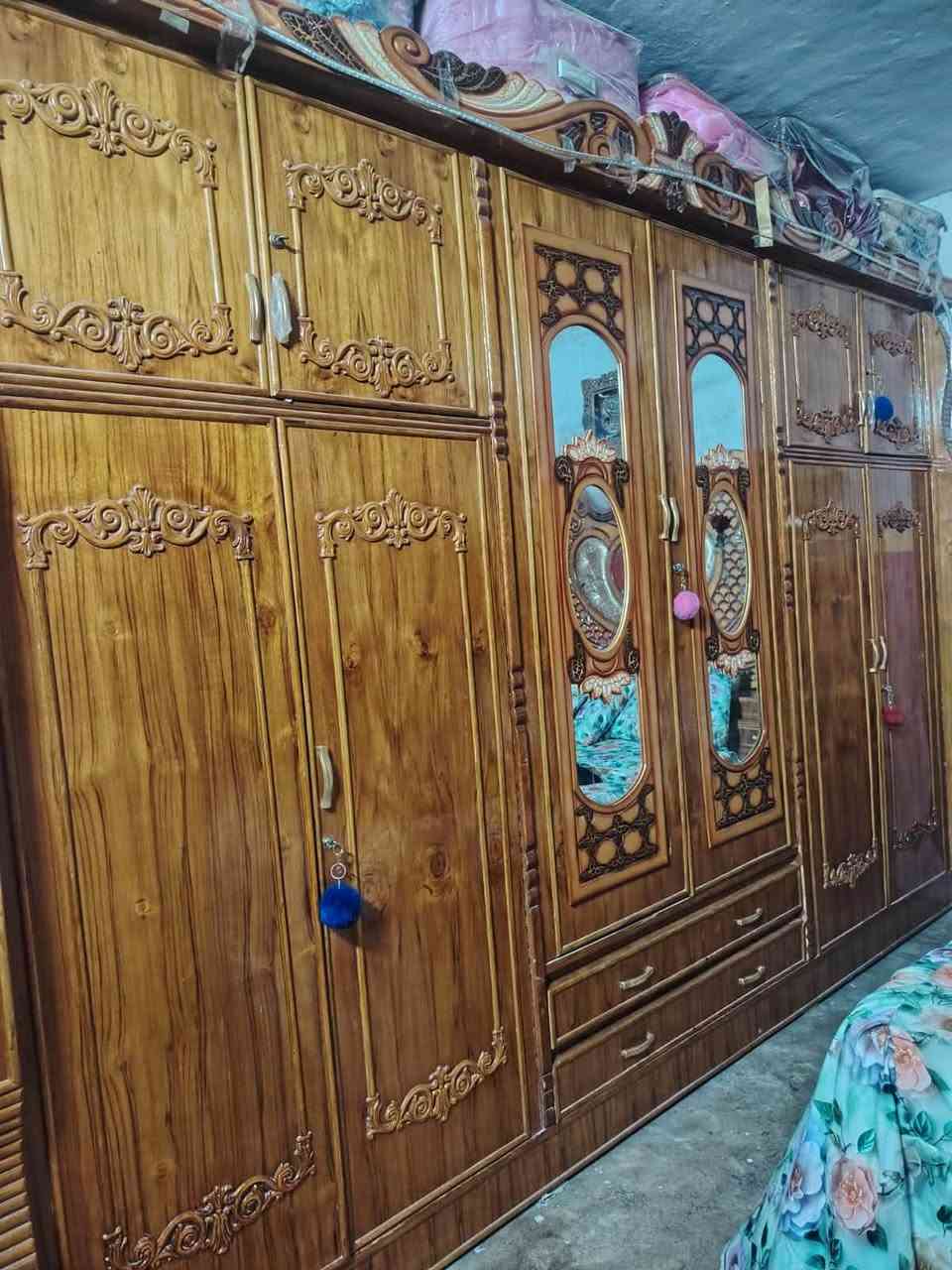 السلام عليكم يوجد غرفة خشاب
جديده ونضيفه 
كامل مكمل 
السعر 1100وبي مجال قليل *********** مكان الدجيل العجيليه
