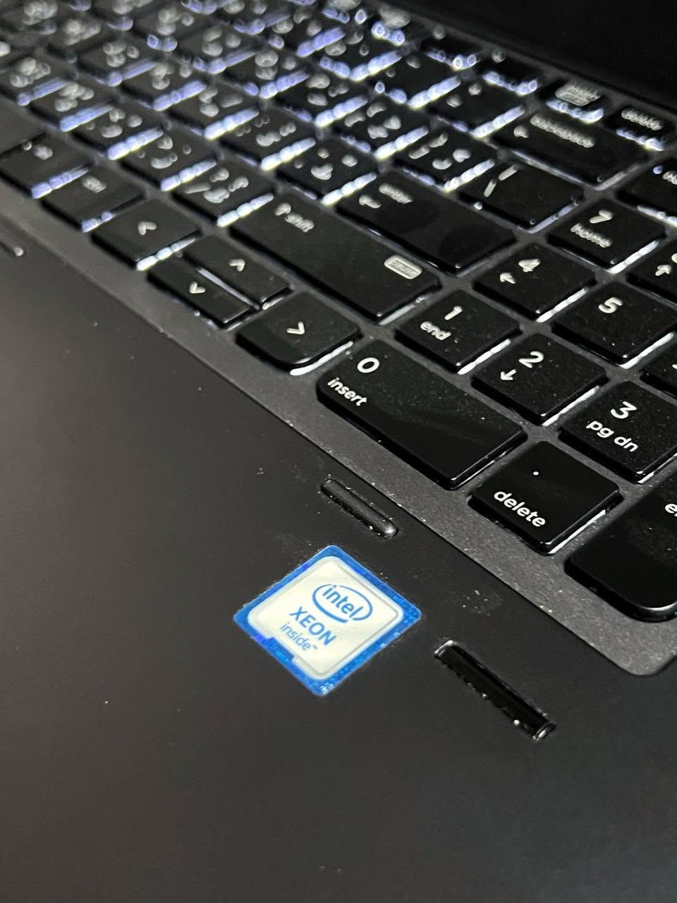 لابتوب HP ZBOOK 17 G3   للبيع 💎
‏لابتوب جدا راقي ، مخصص للبرامج الهندسية والتقنية ، باداء احترافي وسرعة بالتنفيذ، وقوي ايضا للالعاب بمختلف انواعها ، يناسب جميع الاعمال الصعبة ⚡🔥 
‏
‏المواصفات التقنية:  
‏⚜ المعالج / Xeon E3 - 1575M v5 
‏سرعة المعالج الاساسية 3GHz والتيربو 3.9GHz
‏بقوة i7 6920H او اقوة منه
‏⚜ كرت شاشة داخلي مخصص للبرامج
‏Intel iris pro graphic P580 4GB SHARED 
‏⚜ كرت شاشة خارجي احترافي نفيديا
‏Nvidia quadro M4000M 4GB (كلش قوي 🔥)
‏⚜ الرام / 8GB  DDR4  
‏⚜ تخزين / 256GB SSD M.2
‏⚜ الشاشة / حجم كبير  17.3 inch FHD SCREEN دقه عالية 💎
‏
‏ملحقات كاملة
‏👜 حقيبة جديدة
‏🔌 شاحنة اصلية
‏🖱 ماوس
‏🖱ماوس باد
‏+ تغليف كامل للبكج
‏
‏✨السعر 430 الف ⚡
‏الضمان / اسبوع كامل بنظام استبدال في حال وجود اي خلل او مشكلة بالجهاز،  
‏( الاستلام بعد الفحص والتاكد من جميع التفاصيل 🩵 )
‏القطعه ما اندزها اذا مو مضمونه ومرتبة 
‏متواجد ماسنجر
‏واتساب *********** 
‏
