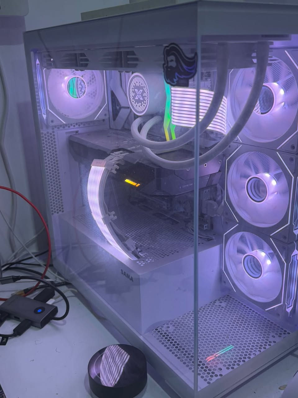 السلام عليكم   من رخصة الادمن
تجميعة مستخدمه قليل تقريبا ست اشهر بهالحدود 

المواصفات CPU: AMD Ryzen 7 7700 Tray

CPU Cooler: Xigmatek Fenix 360mm Arctic

Motherboard: Gigabyte B850 EAGLE ICE

RAM: T-Force Delta RGB 32GB (2x16GB) DDR5 7200MHz CL34 White

Storage: WD Blue SN5000 1TB Gen4x4 5150 MB/s

Graphics Card: Gigabyte AMD Radeon RX 9070 Gaming OC 16GB 3X Black

Case: Sama Neview SV-014 White – 4 Fans

Power Supply: Thermalright TG750 750W 80 Plus Gold Full Modular White

Extra: A40 Extensions 24 Pin & 16 Pin

OS: Free Windows 11 Pro

كلهن شركات اصلية وحاسبة جدا قوية 
السعر 3 مليون وبيهه مجال بسيط
للتواصل واتساب  ***********  
او ***********
