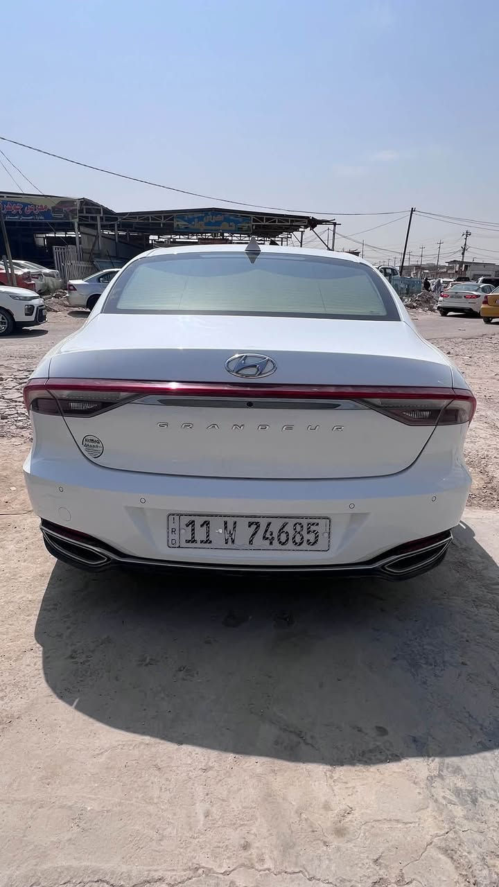 السلام عليكم 
للبيع هونداي ازيرا كراندي 
كوري اصل غاز 
موديل ٢٠٢٣ رقم بغداد
كفاله عامه عدا رشه صغيرة حافة الجنطة ماشيه ٦٢ 
بسمي سنويه لل٢٠٣٠
مكينه ٦ سلندر
كشنات جلدتدفئه تبريد 
وباقي المواصفات معروفه الابل كار بلي لاسلكي 
حساسات. كامره . مري شفط 
مكان السياره الديوانيه ، 
السياره جديده دينار متصرف عليهه تايرات حداديه تبريد كله بشرط
عارضهه ب٢٠٥$ وبيهه مجال بسيط
رقم تلفون ☎️ ***********
