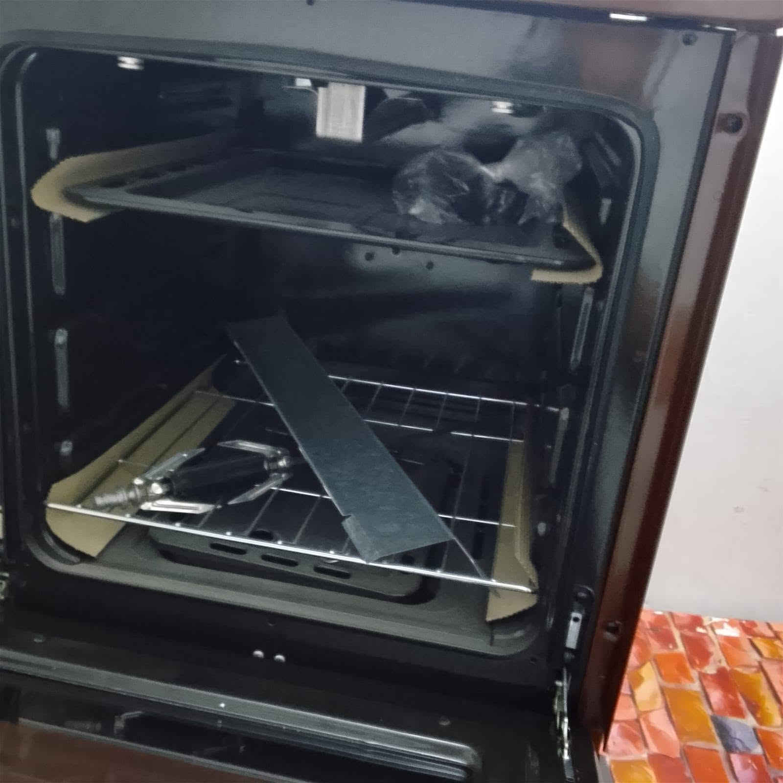 للبيع ثلاجه وطباخ بعدهم جديد مامستخدم السعر الثلاجه ٣٥٠ وبيها مجال وسعر الطباخ ٢٥٠ وبي مجال التواصل ***********
