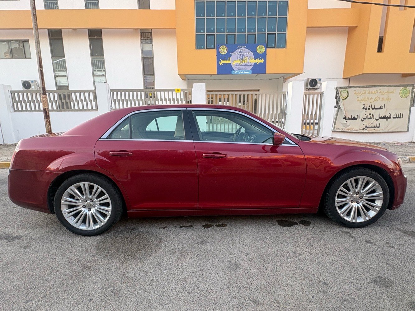 كرايسلر اوبامه c300 موديل 12 v6
شلون الممشى الحالي للسيارة؟ وهل أكو أي صيانة جديدة مسويها مثل تبديل زيوت، بطارية، تواير أو فرامل؟: 
اي
السيارة أمريكي لو خليجي/عراقي؟ وشنو تفاصيل الأوراق والرسمية والتسجيل؟: 
امريكي 
هل بيها أي حادث/صبغ/سمكرة أو ملاحظات ميكانيكية وكهربائية لازم المشتري يعرفها؟: 
نعم الجاملغ الخلفي جهة يسار بدون دواخل و لا باب ورلا صندوك 
وين مكان السيارة حالياً؟ وهل متاحة للفحص قبل الشراء عند ميكانيكي أو سمكري؟: 
بغداد السيديه 
نعم
شنو السعر المطلوب وهل بيه مجال بسيط للمساومة؟: 
بيها مجال للشراي