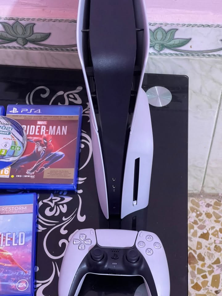 سلام عليكم بلي 5سلم واحد تيره صدار جديد مستخدم اقل شهر وويا ذني القراص معه pes21وpes16 كامل ماحقاته رايده 950هوه ولخمس اقراص وذا جهاز وحده 850مكاني نجف***********
