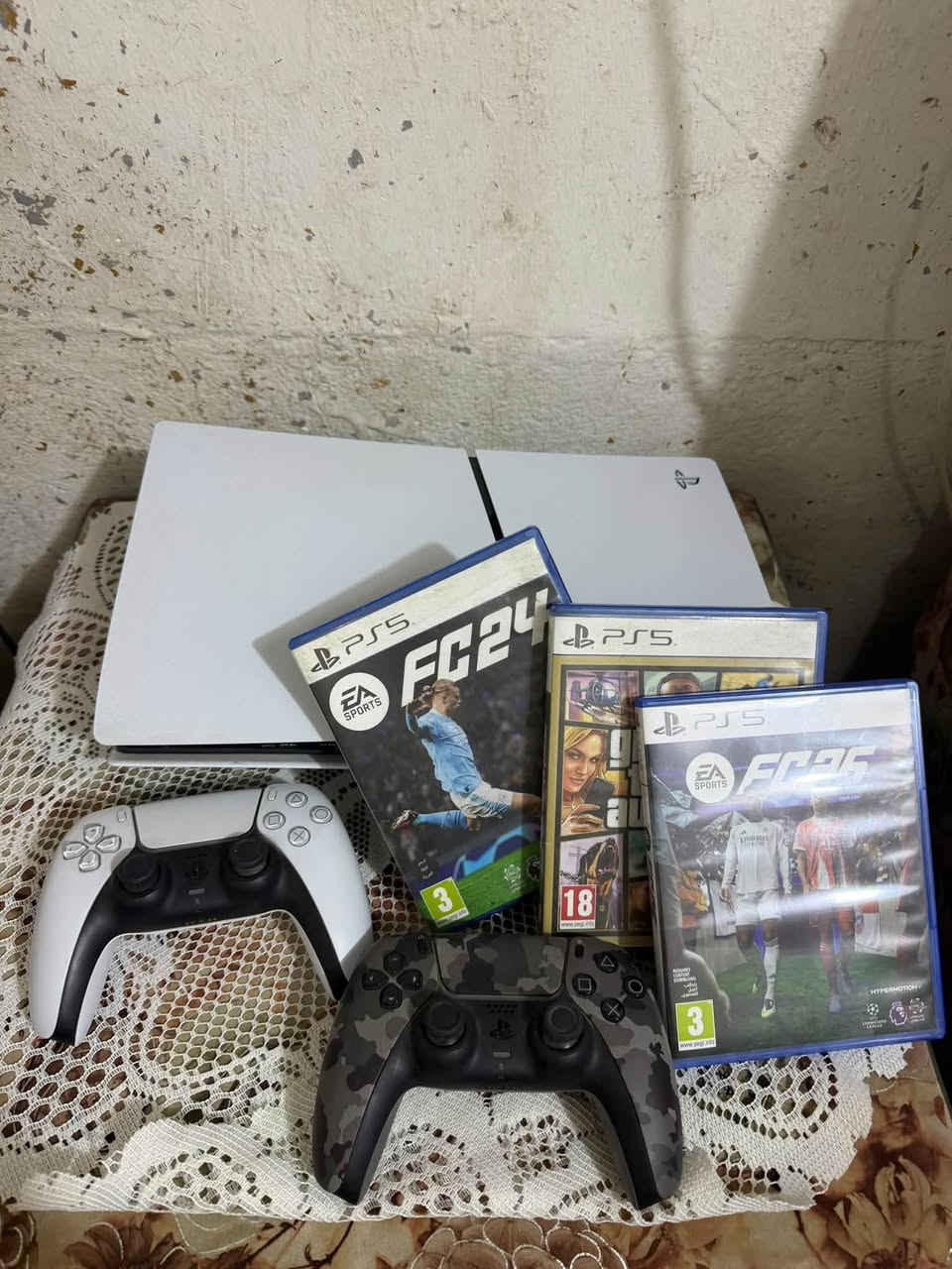 السلام عليكم ورحمة الله ps5  سلم ذاكرة ٥٠٠ ، الجهاز نظيف و مستخدم قليل استخدام شخصي ، الغراض كلها كاملة من كيبلات و كارتون ، ويا جوستك اضافي + ثلاث اقراص ( فيفا ٢٦،٢٤ و gta ) 
السعر ٨٥٠ و بي مجال بسيط 
***********
