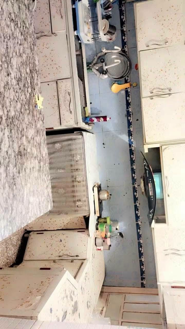 بيت للبيع  عنوان ديوانيه  بحي العسكري الاول خلف ملعب النجمه على ساحه.. مساحته 240 بناء قديم طابقين الطابق الاول كونكريت والثاني عكاده*********** هذا بي واتساب اتصل
