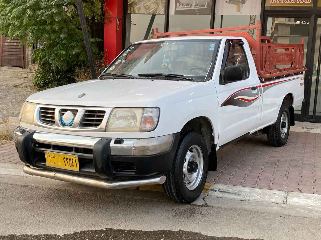 بە ناوی خوای گەورەو میهرەبان
نیسان تاک بۆ فرۆشتن 
مۆدێل  ٢٠٠١ ئارم پلاستیک سلێمانی بەشەرتی ئارم و ئەوەلیات و غەرامە سەیارەکە جایزە گێر مەکینە عەکسل بەشەرتی فیتەر مەکینەی تازە تەشفیتە کلاج و عەینەو بۆلبرین شەریکەی رەقەم یەکی بۆ بەستراوە سەیارەی کەسابەتە مالی خۆمە ئەی مەعرەز نیە بۆیاخ دوو بستی هەیە چەمەلەخی دوای سەکن قرچێکی بچوکی هەیە هەر شایەنی باس نیە دەر و ناوی کامل جوانکاری بۆ کراوە ٧٥گەڵاو مەعامەلەیەکی برایانە تکایە ئەگەر موشتەری نیت سەری خۆت و منیش مەیەشێنە لەگەڵ ڕێزدا 
***********
تێبینی / چەمچەکەی لەگەڵ نیە  

ئەدمینی دڵ

