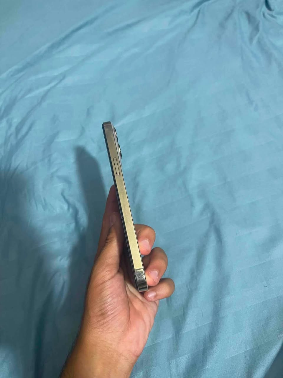 سلام عليكم 13pro max ذاكرة256G الجهاز مبدل شاشه وبطاريه بس بنوعية زينه وشخط زغير بلظهر كما موضح بلصورة سعرة 475   للتواصل ع واتساب ***********
