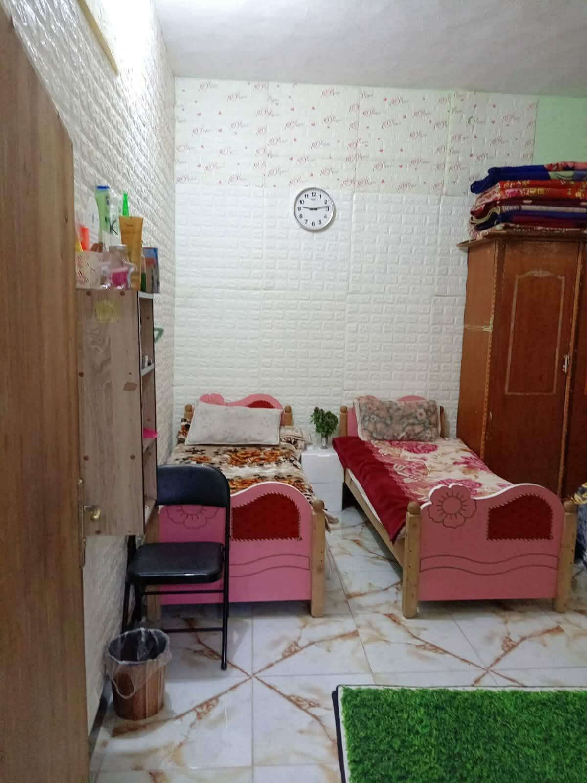 السلام عليكم بيت للبيع حي الجهاد قرب مدرسة اول العزم الخدمات خير من الله 200 مع سخانات 2مع خزانات 2مع مغاسل 2 وسعره جداً مناسب  تواصل واتساب  ***********
