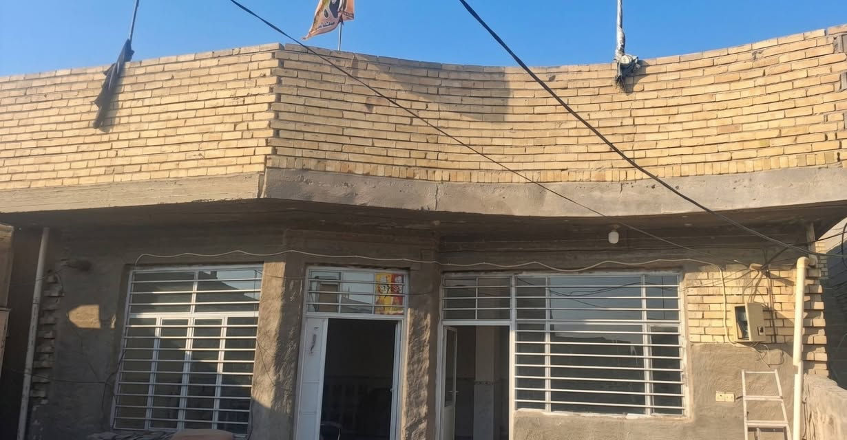 سلام عليكم  دونم عقد ١١٧ واجها ٣٠ متر نزال ٨٠ مع دارين الدار تحتوي ع ستقبال +غرفه مطبخ صحيات داخليه  وخارجيه مع صاله الدارين نفس التصميم بيهم ترك قطع ١٠ متر مع محصار حلال مع 50 نخله حملات /التواصل ***********
