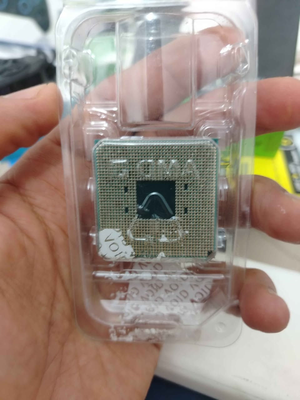 تحية طيبة للجميع متوفر معالج رايزن 5 5600gt يحتوي على كرت شاشة مدمج (داخلي) من نوع Radeon Graphics بـ 7 أنوية رسومية
يتيح لك تشغيل الجهاز وعرض الشاشة واستخدام وبرامج تصفح الإنترنت والألعاب الخفيفـة دون الحاجة لشراء كرت شاشة خارجي.يعتمد في أداء الرسوميات على الذاكرة العشوائية (RAM) للجهاز، ويفضل استخدام ذاكرة ثنائية القناة (Dual Channel) وبتردد عالي للحصول على أفضل أداء.يمكنك لاحقاً تركيب كرت شاشة خارجي قوي إذا رغبت في ترقية أداء الألعاب الثقيلة.
*********** بغداد, العراق
