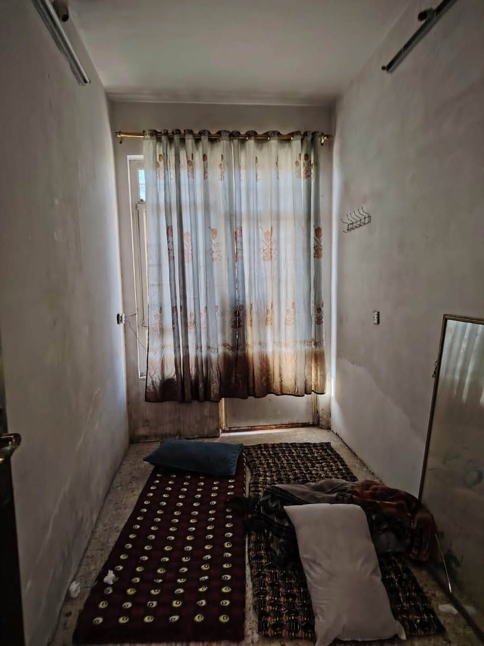بيت مستقل ٤٥م طابو طابقين استقبال ومطبخ وخدمات وطابق اول اثنين نوم وخدمات قرب ثانوية ذات النطاقين نهاية الميكانيك سعره ١٠٠ قفل *********** مؤجر حاليا ٤٠٠ تريد يبقى تريد يطلع
