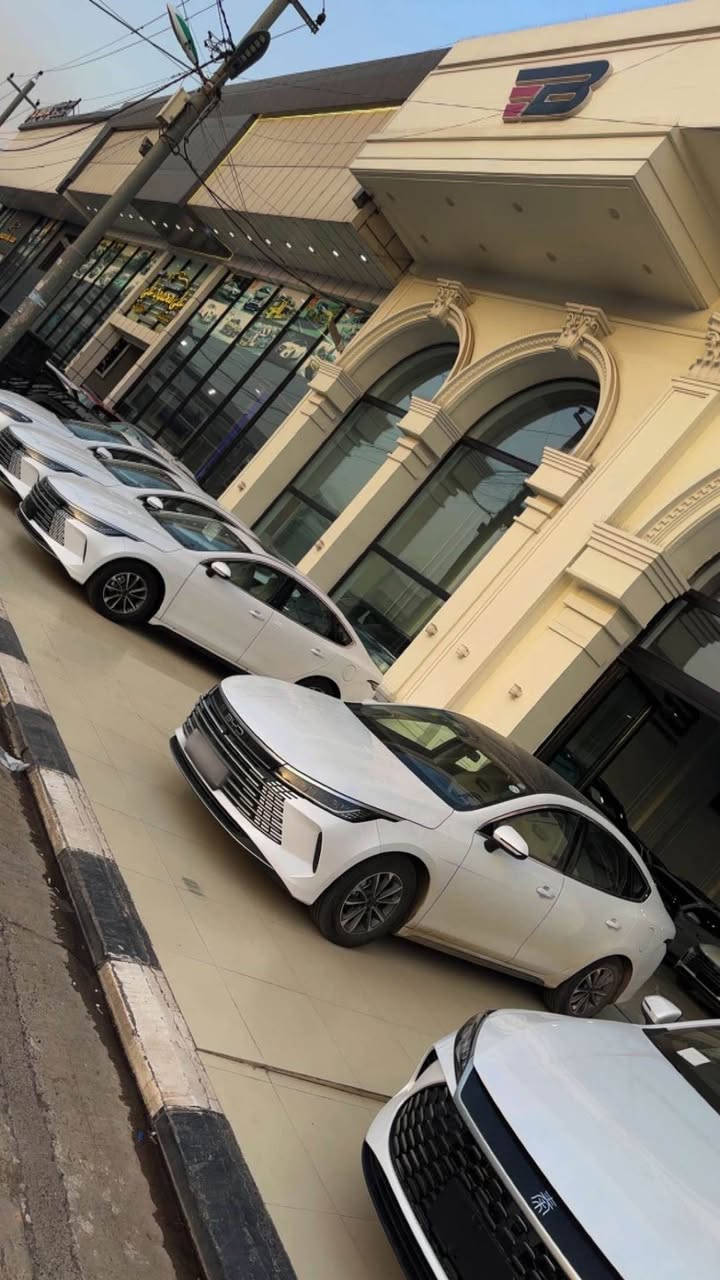 بسم الله الرحمن الرحيم 

BYD ( Destroyer 05 ) DM-i 2025 

سەیارەکە زۆر جوان و بێ موشکیلەیە ٣٣،٠٠٠ کم ڕۆیشتوە نیوەی بە بەنزین و نیوە ی بە شحن ، ملاحەزەکی لە بۆنیت و ملاحەزەکی لە چامڵغی پشتەوە ی لای سەکن هەیە 
لەگەڵ چەند دنکە تەزرە یەکی کەم
ئەشیای خۆی کامل لەگەڵ ماوە 
شاشە گەورەیە و بە کارەبایی دەسوڕێ 
ئۆتۆ هۆڵد و برێک بەسمەیە
٥٥ کم بە یەك شەحن دەڕوا ت و ١١٢٥ کم بە یەک تانکی بەنزین تانکی ٤٥ لیترە
ویل کڕۆمە
کوشین سپۆڕتە و ناوی سپی و شینە 
سەیارەیەکی زۆر موریح و بە قوەتە

١٣٧ وەرەقە و مەجالەکی برایانە
*********** أربيل, العراق
