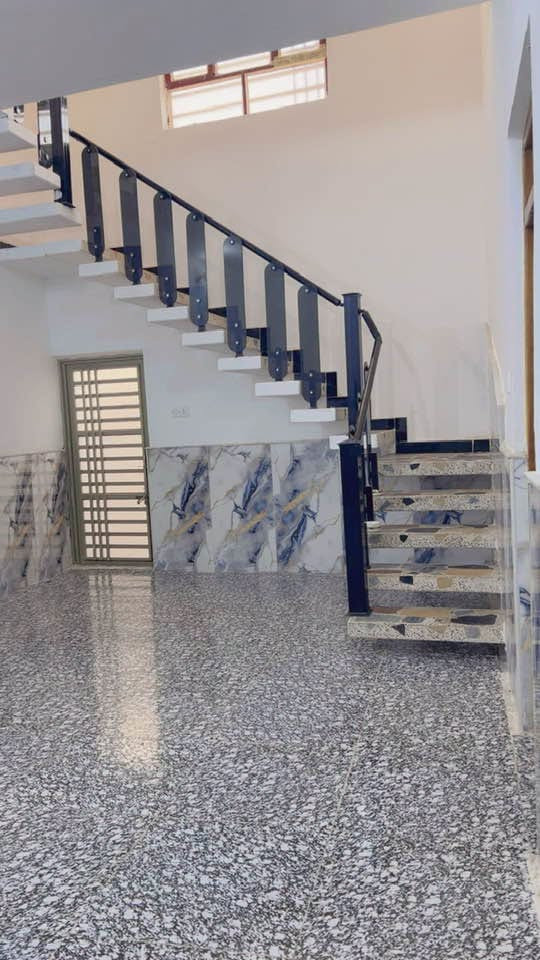 🏠 بيت للبيع بناء حديث  درجه أولى                                                       حي القصور  (200 متر ).                                                                                  قرب شارع ابو كبه.                                                                           ستقبال صاله مطبخ حار وبارد                                                            غرفتين طابق واحد سعر 115  .                                                            بي مجال شراي ستفسار تصل على رقم (***********)
