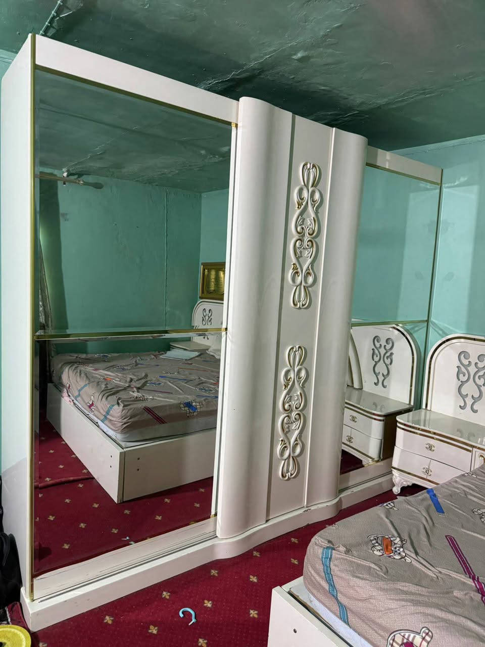 سلام عليكم عندي غرفة نوم 6 قطع ب 300 العنوان بغداد حي الجامعه ***********
