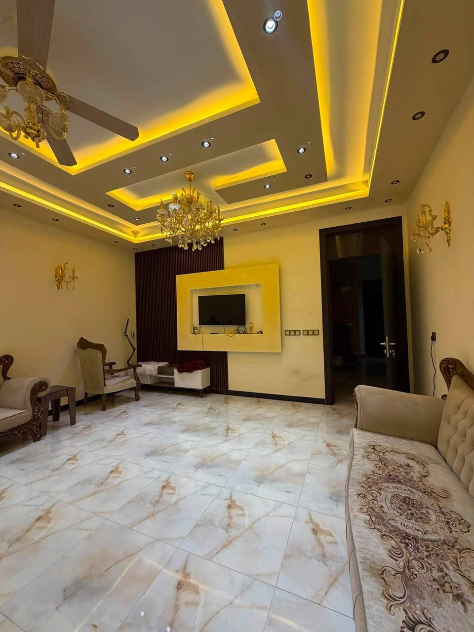 بيت طابقين في سبع ابكار خلف منتزه النخيل ملك صرف زراعي سند 25 مساحة ٢٢١ م واجهة ٩.٥م نزال ٢٣م  
الطابق الاول : كراج كبير وحديقة + سبرتنج + صحيات خارجية 
مطبخ حار وبارد ومنورين 
استقبال كبيرة ٥*٧ 
غرف نوم عدد٢ 4.5*4
حولي كبير 7*5
صحيات +حمام منفصل 
درج بيانو 
نظام كاميرات 
نظام سماعات 
كهرباء بوري 
الجام دبل جام ضد الصوت والروائح 
ابواب تركية خشب للغرف + باب مدخل قاصة تركي للاستقبال +المطبخ 
الطابق الثاني 4 غرف نوم 
واحدة منهم سويت 7*5 معزول السخان والتانكي عن البيت وبلوكانات 2
صحيات +لوندري وحولي كبير 
الطابق الثالث غرفة متكاملة وحولي كبير 
نظام السبالت بواري بكل البيت 
3 تانكي كبير وسطح كبير
للتواصل مع الرقم : ***********
