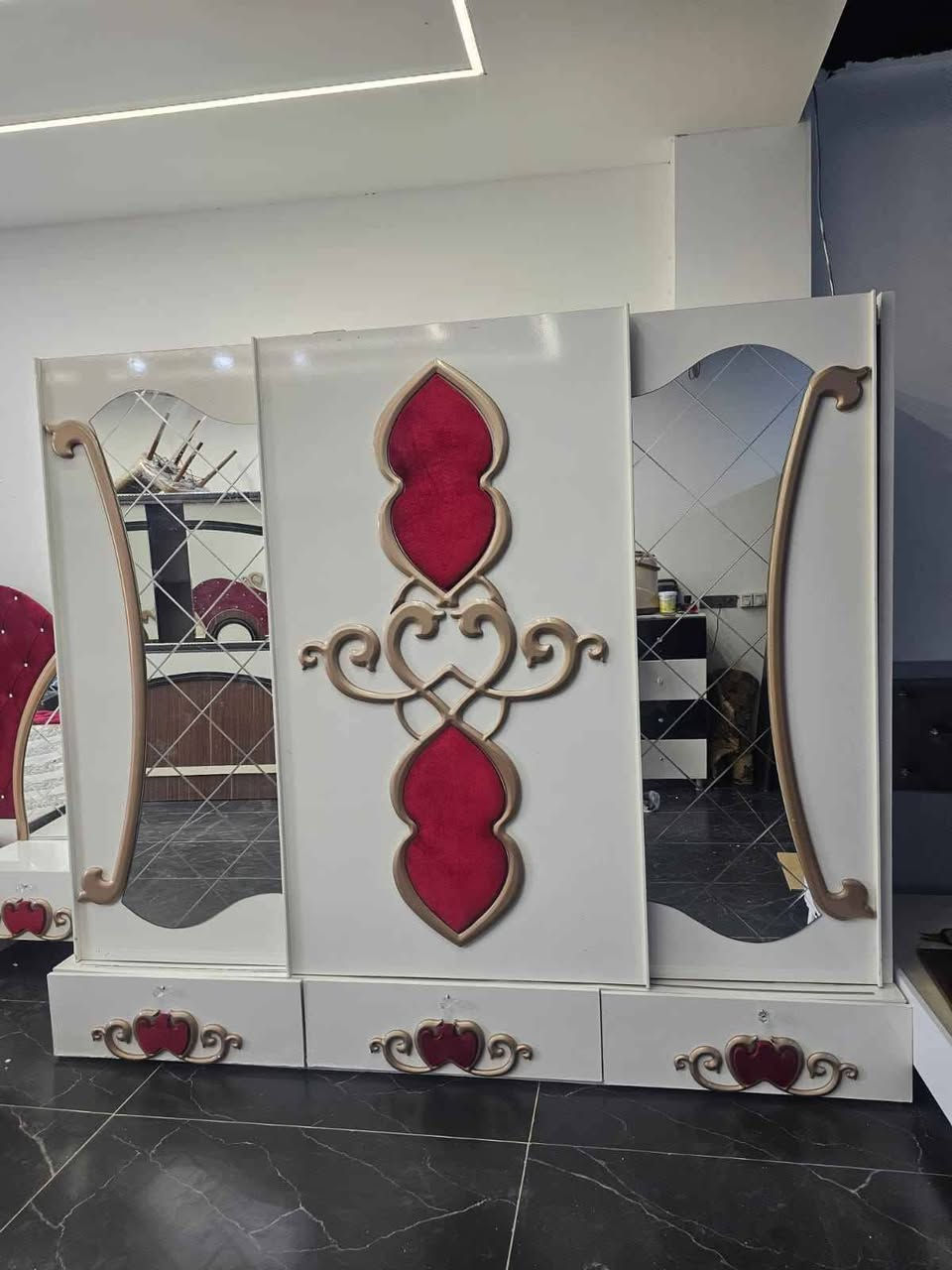 غرف نوم ملكي 9 قطع للبيع نظيف جدا كامل سعر 650 الف شراي يخابر رقم مكان كركوك *********** كركوك, العراق
