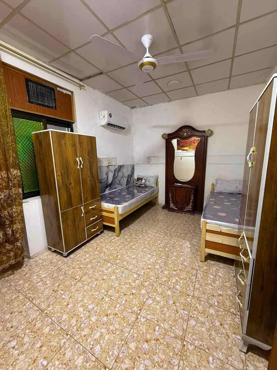 📍 البياع
قريب: ابن سينا والمستنصرية (5 د مشي)
والفراهيدي (10 د مشي)
🏠 شقة مؤثثة بالكامل
غرفتين + صالة + مطبخ + حمام
✨ شامل كهرباء 
👩‍🎓 السكن: كل بنتين بغرفة
💰 الإيجار: 250 ألف للنفر
📞 للتواصل: ***********
