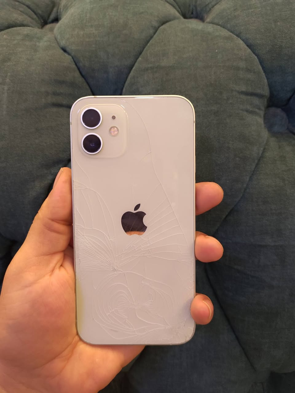 للبيع: آيفون 12 (iPhone 12)
 * الوضع: أصل بالكامل، ما مبدل بيه أي قطعة.
 * البطارية: 79%
 * النظافة: بيه فطر بالظهر فقط، والجهاز شغال 100% بدون أي مشكلة.
 * السعر: 250 ألف (وبيه مجال للطيبين).
بدون ملحقات 
للتواصل ***********
العنوان بغداد جكوك
