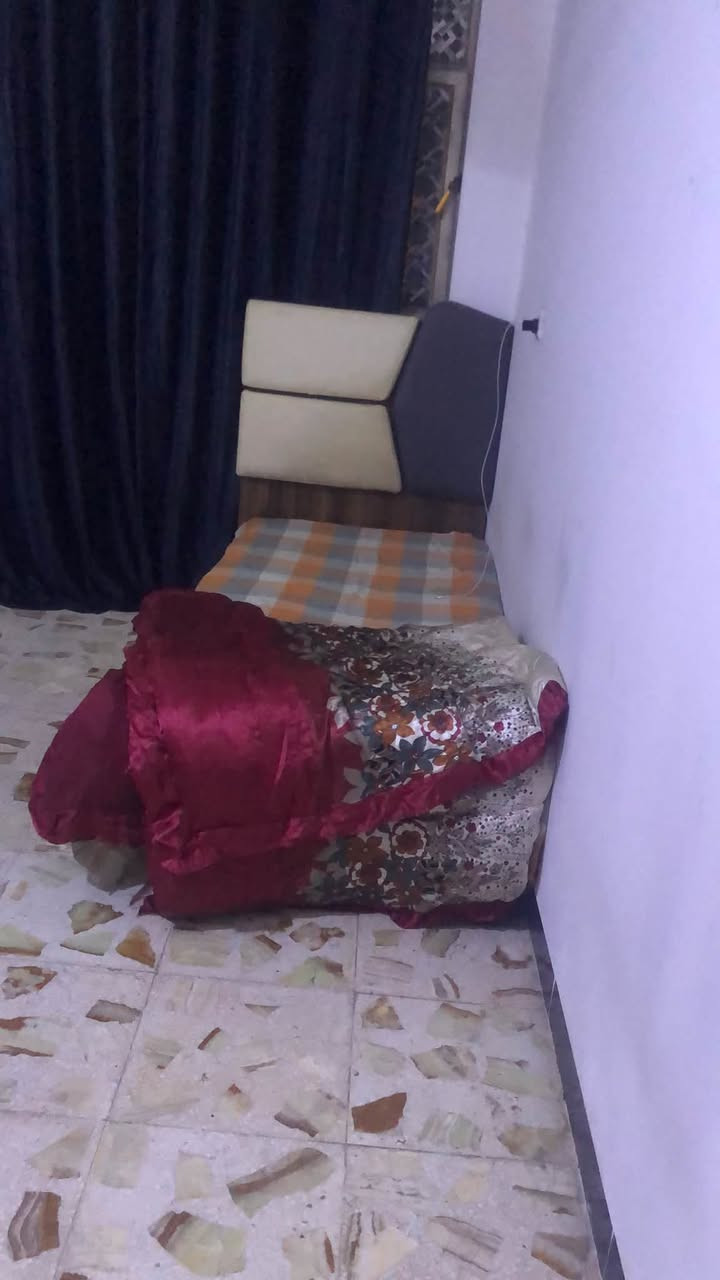 سلام عليكم غرفة اخشاب ام النفر نضيفة جداً بسعر مناسب اتصل وسهلة***********
